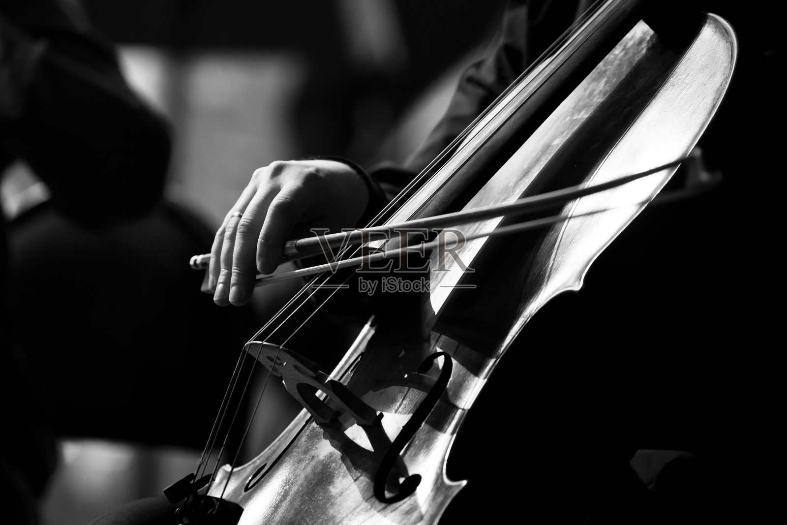 音乐家手拉大提琴照片摄影图片