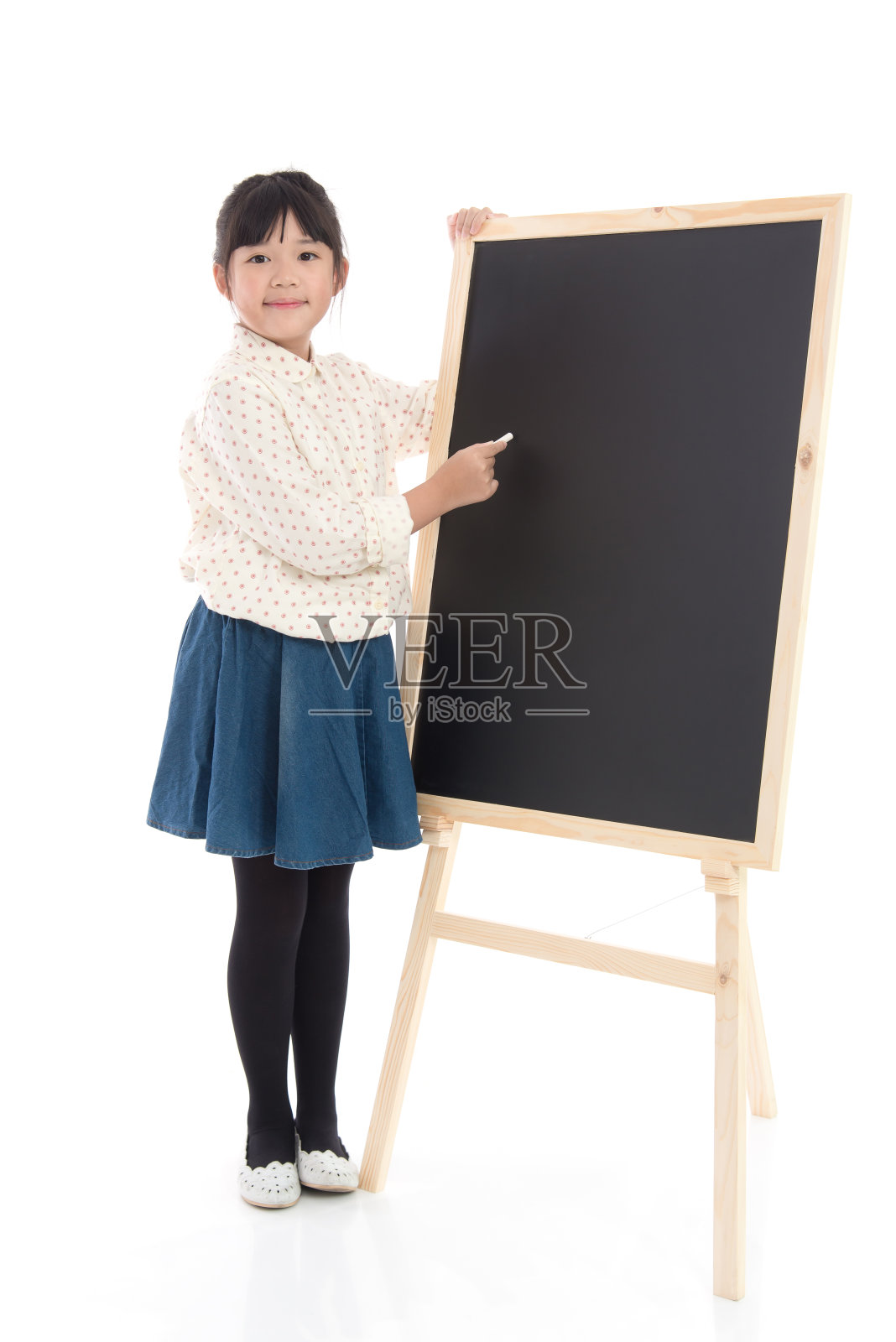 白底黑板的亚洲女孩照片摄影图片
