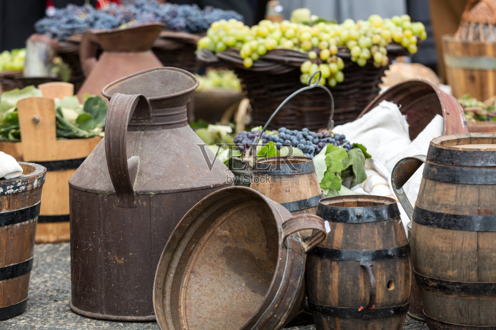 生产葡萄酒用的旧桶和工具以及装葡萄的篮子照片摄影图片