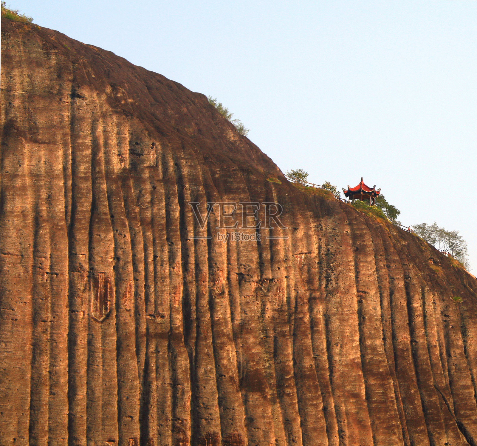 中国亭在悬崖上，武夷山，中国福建省照片摄影图片