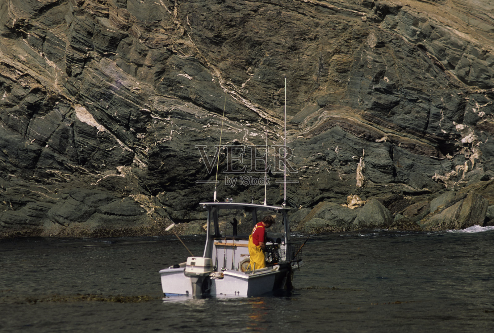 船上孤独的渔夫照片摄影图片