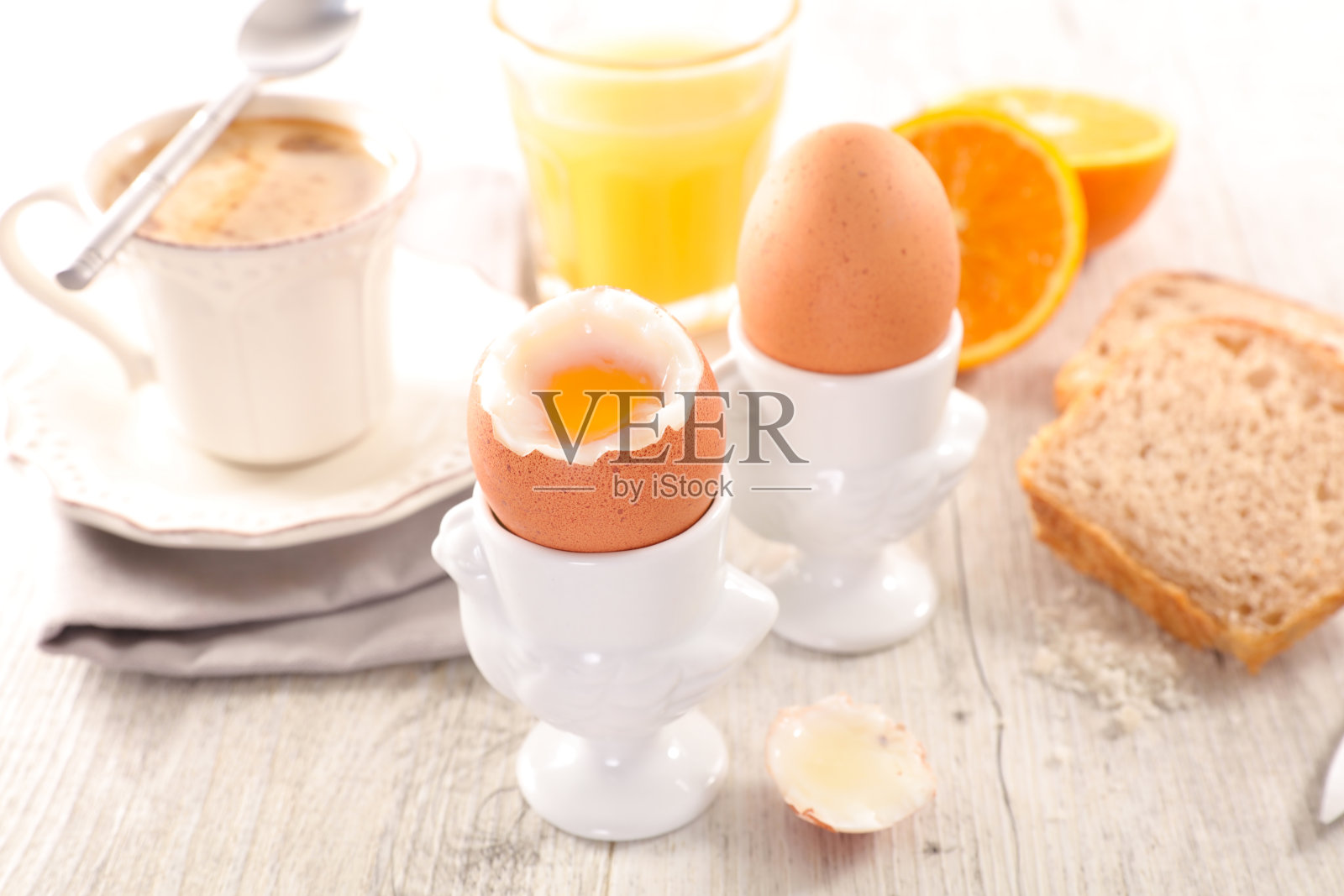 早餐有煮鸡蛋和咖啡照片摄影图片