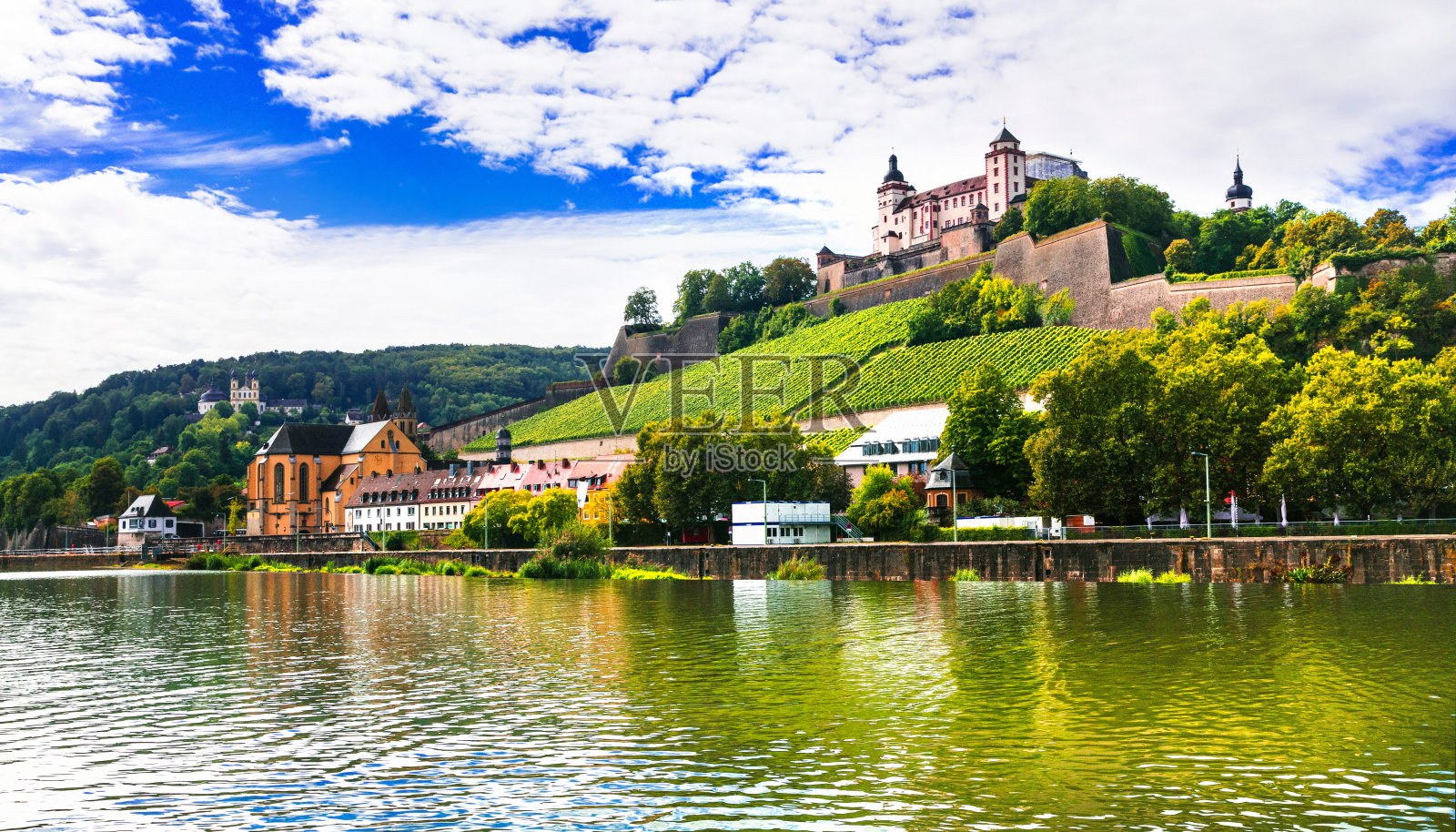 德国美丽的城镇-维尔茨堡，葡萄园和城堡的景色照片摄影图片