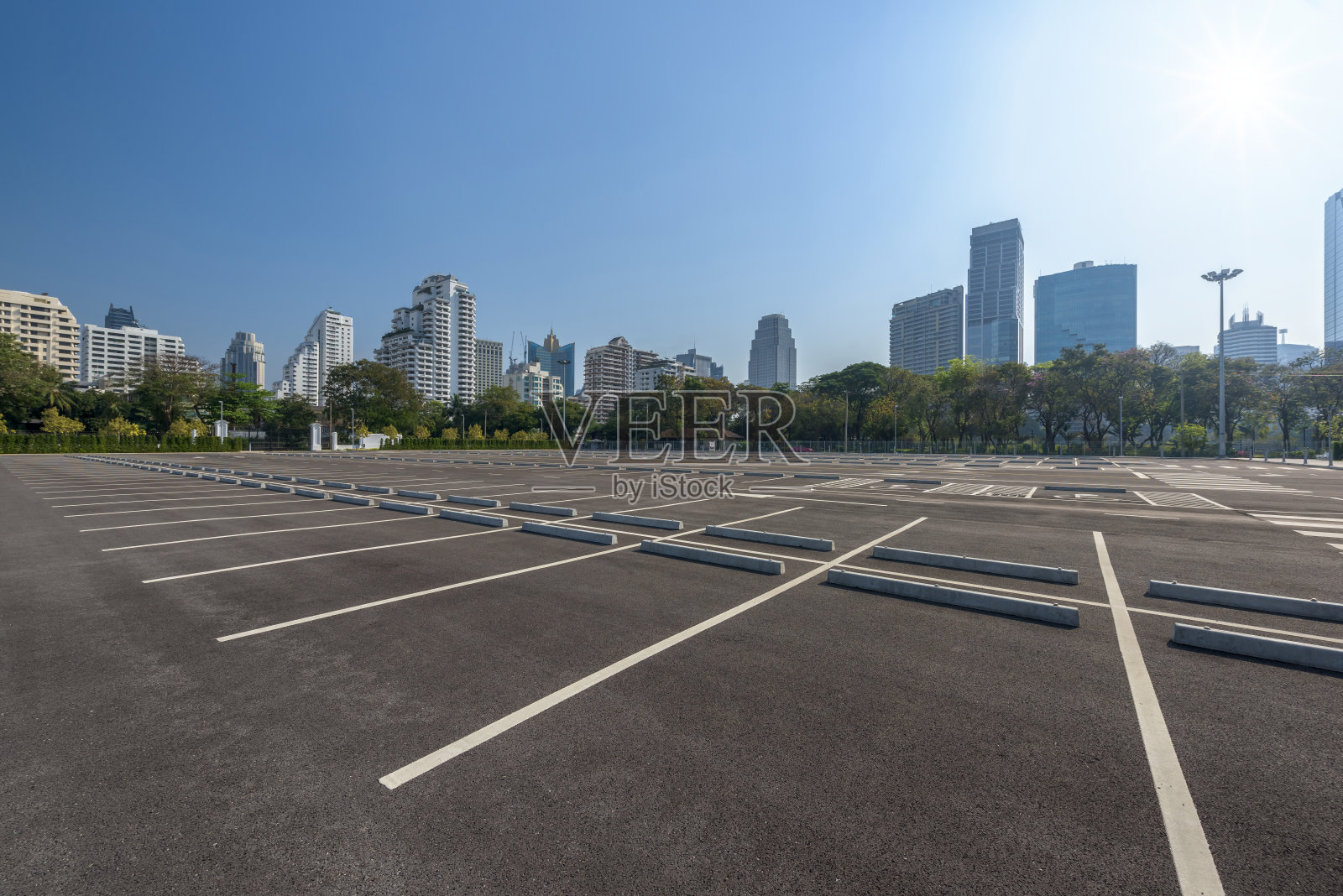 市中心空旷的停车场，蓝天和阳光的反射照片摄影图片