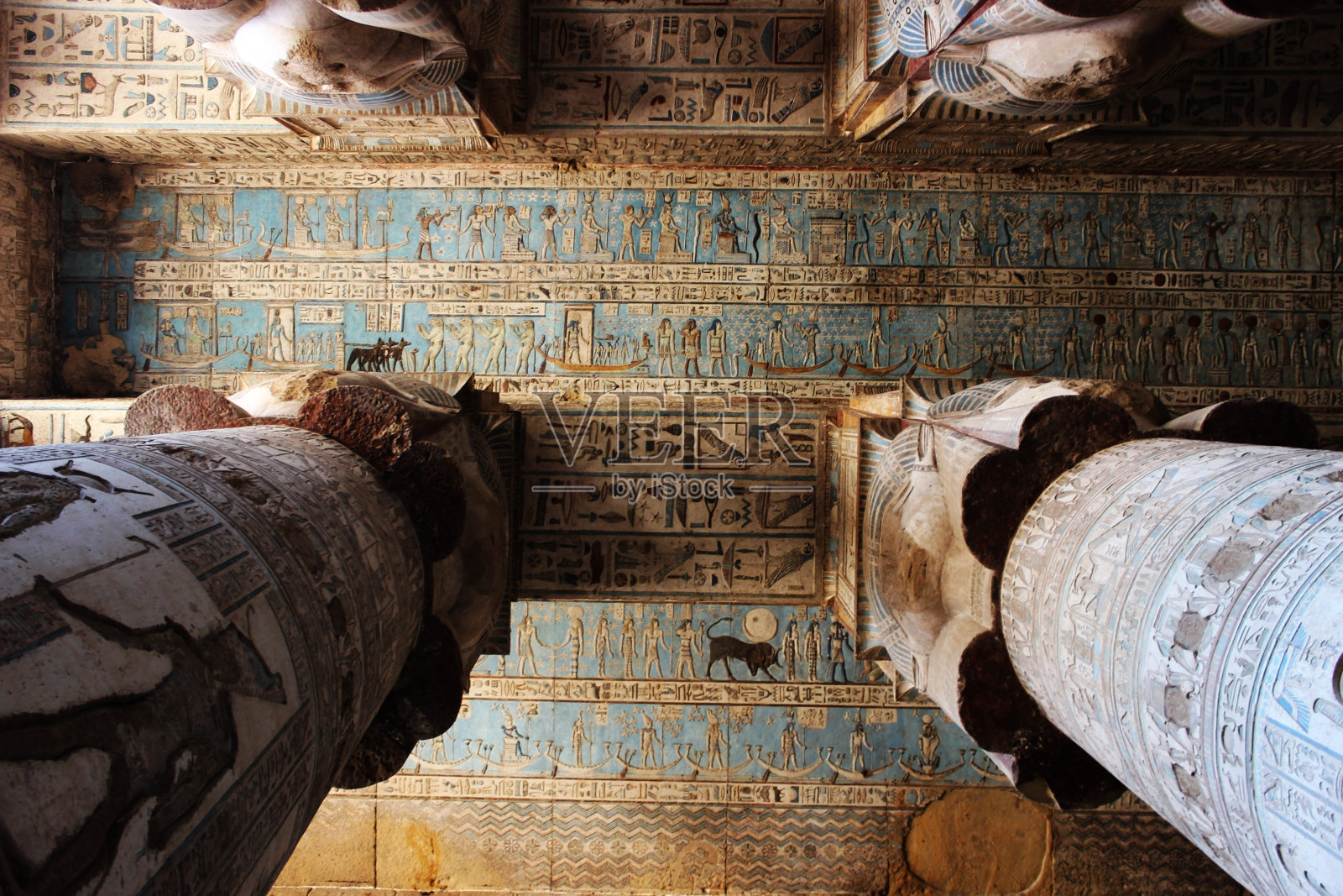 哈索尔神庙多柱式大厅的天花板照片摄影图片
