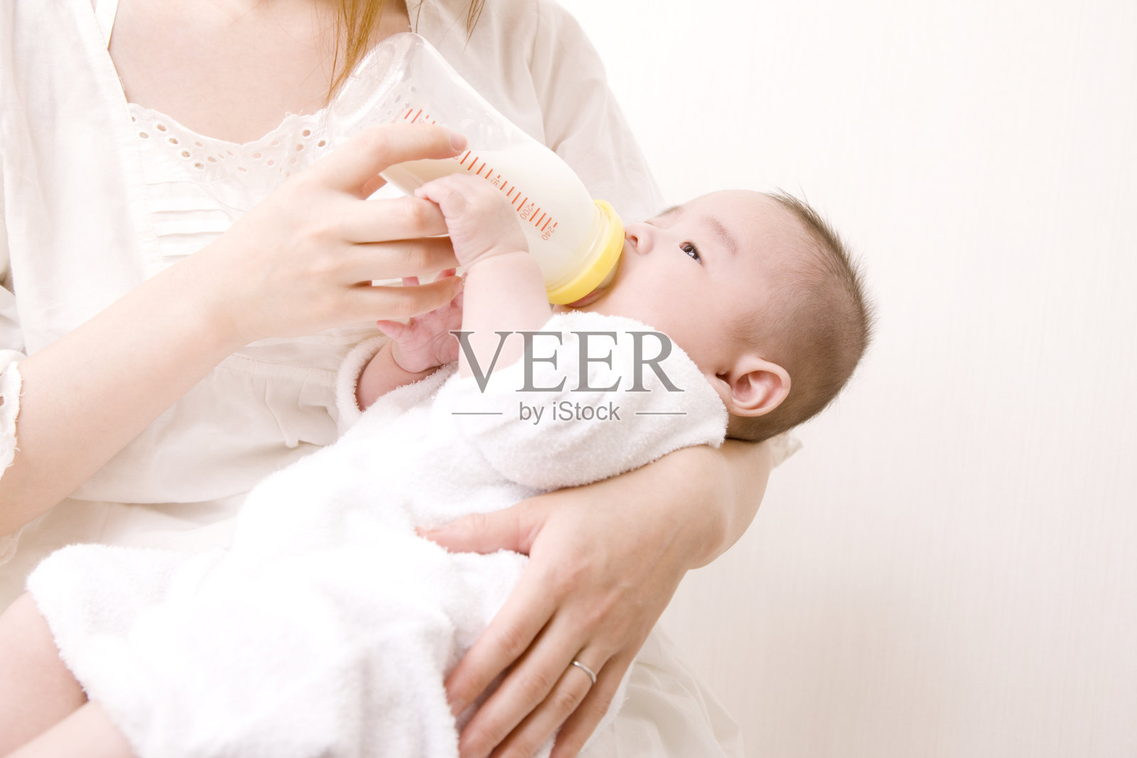 婴儿喝牛奶。照片摄影图片