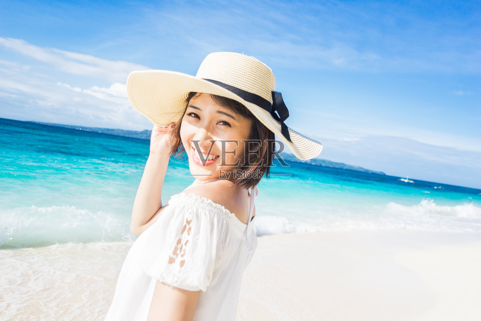 在海滩上玩得开心的女人照片摄影图片