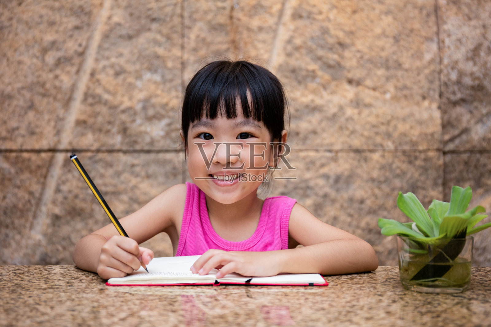 中国女孩写作业照片摄影图片