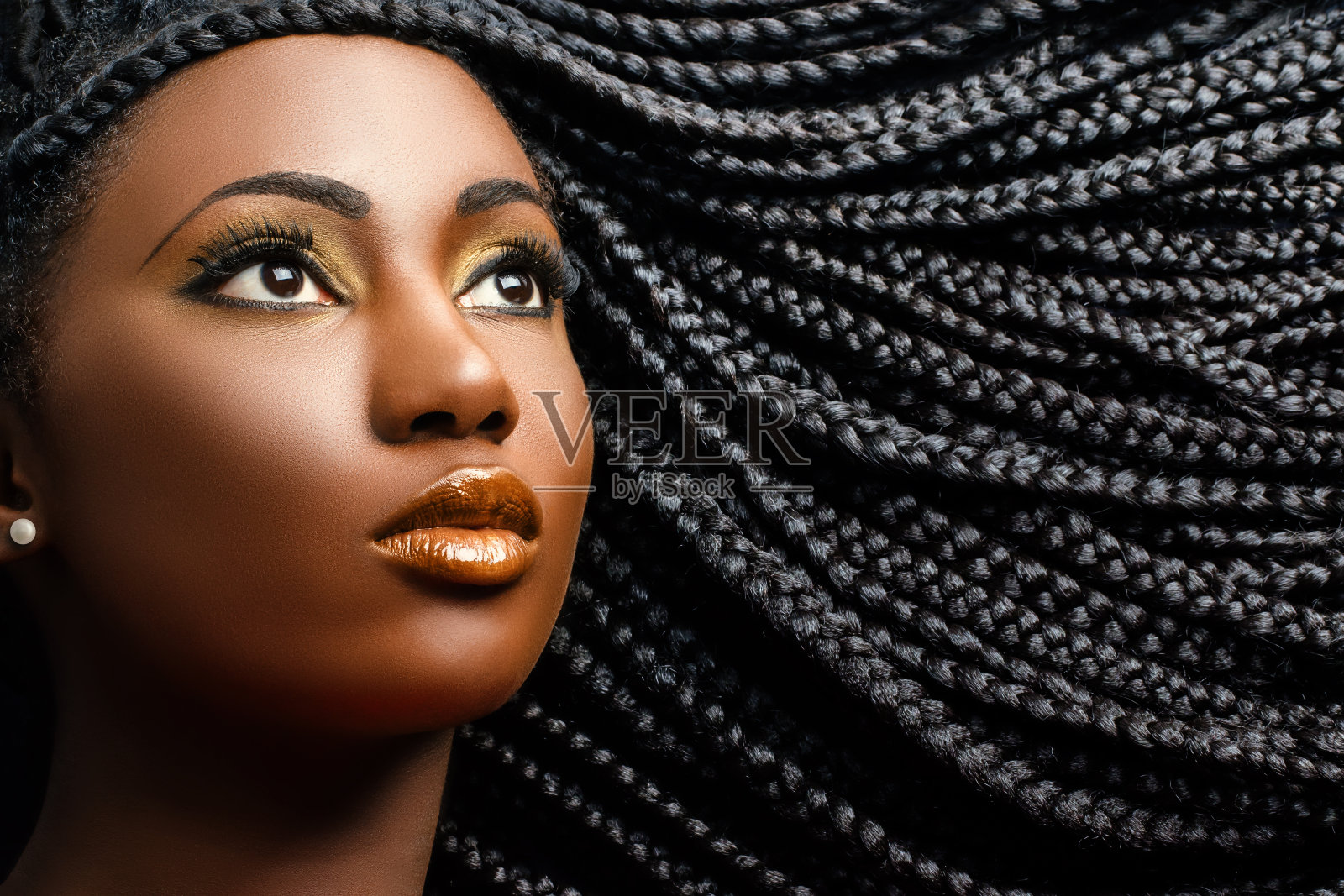 编成辫子的非洲女性美女。照片摄影图片