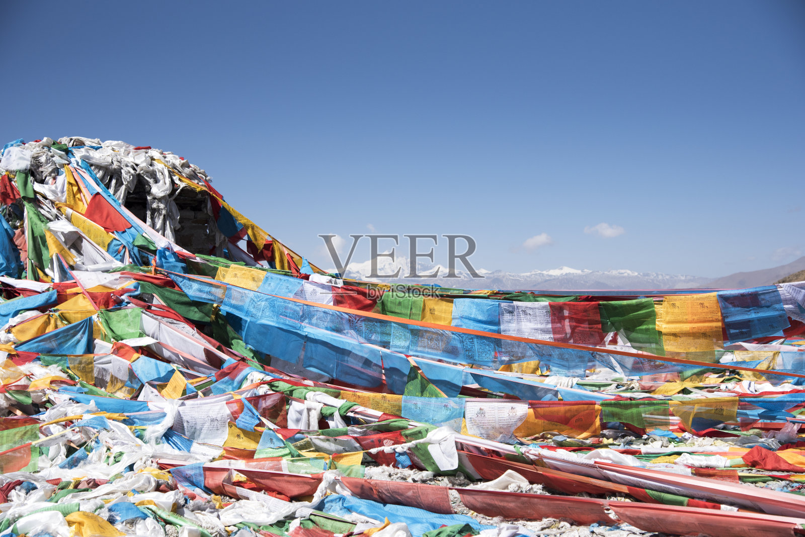 西藏经幡的背景是喜马拉雅山照片摄影图片