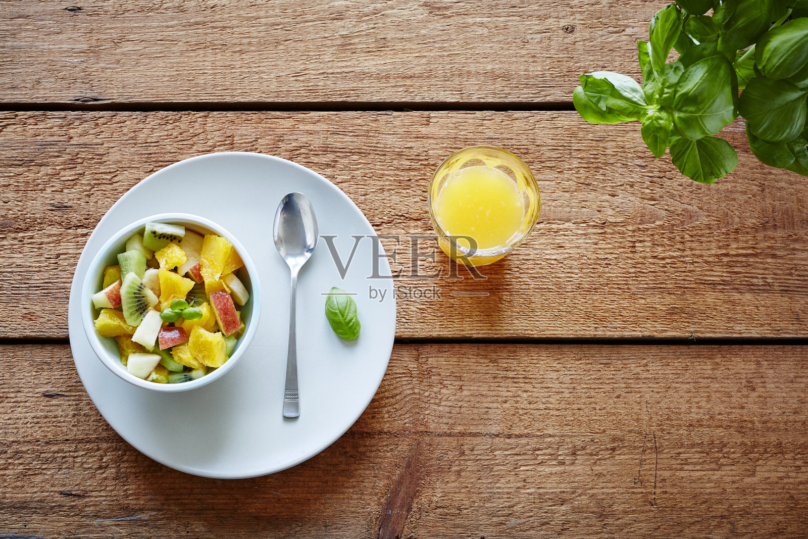 健康的早餐，水果沙拉和橙汁照片摄影图片