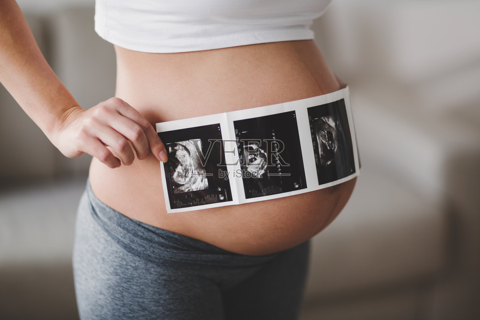 抱着超声波的孕妇照片摄影图片