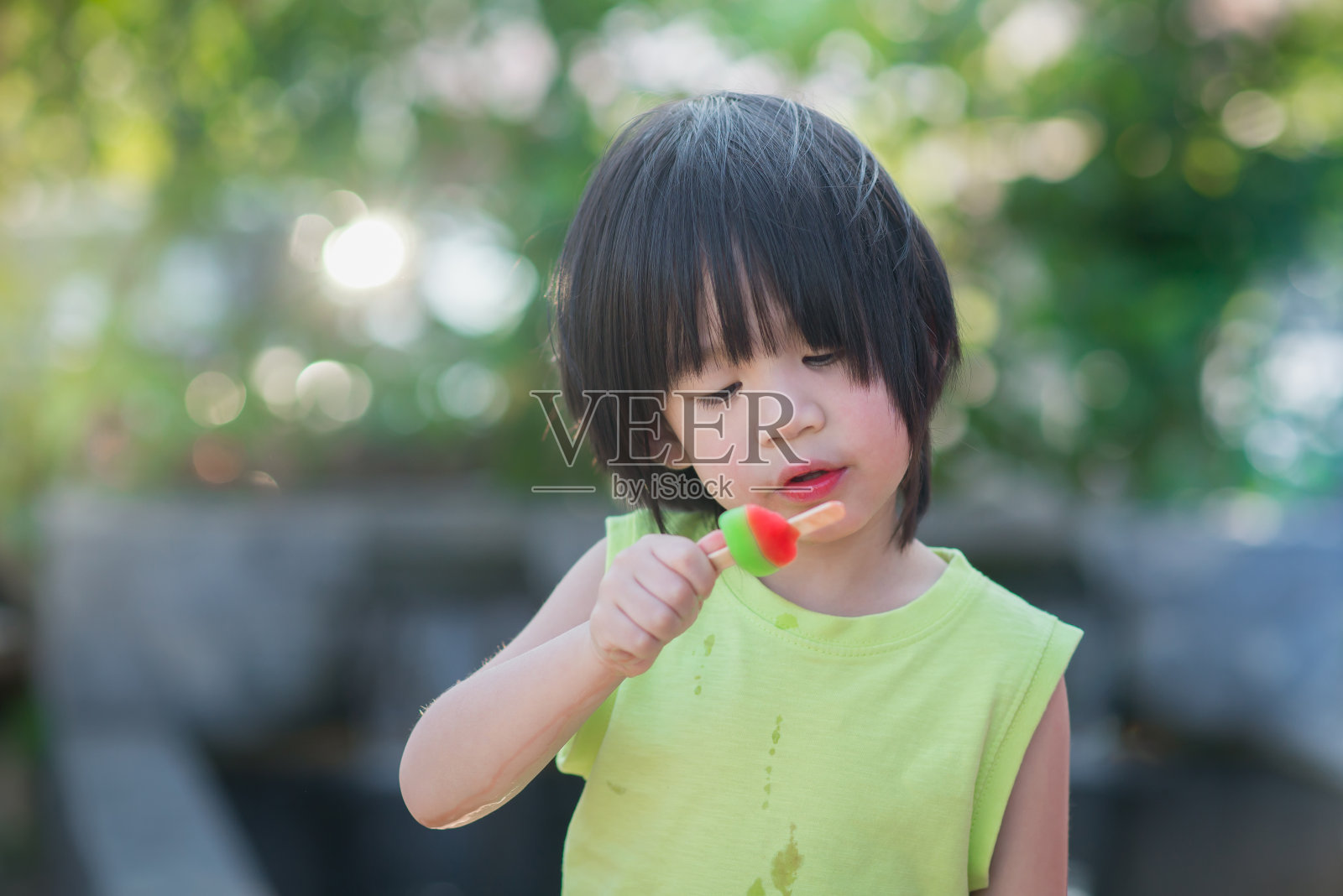 亚洲小孩在户外吃冰淇淋照片摄影图片