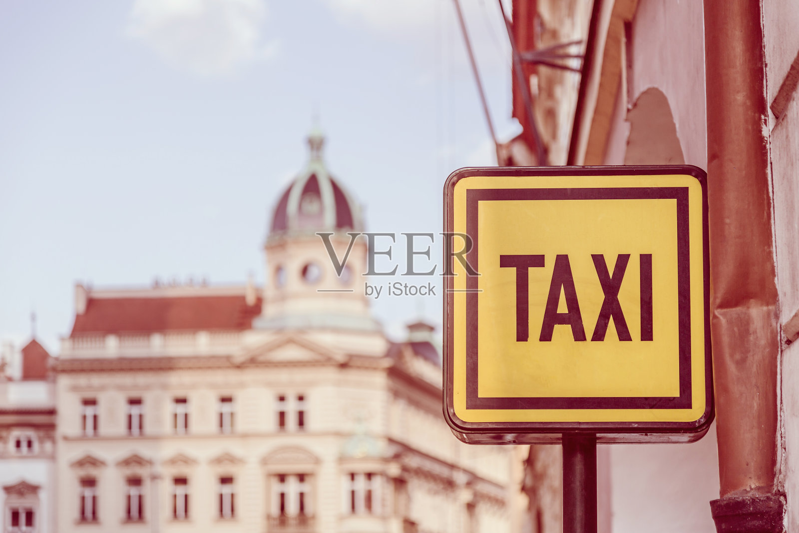 布拉格街头的出租车标志。旅游和旅游概念。调优选择性聚焦图像照片摄影图片
