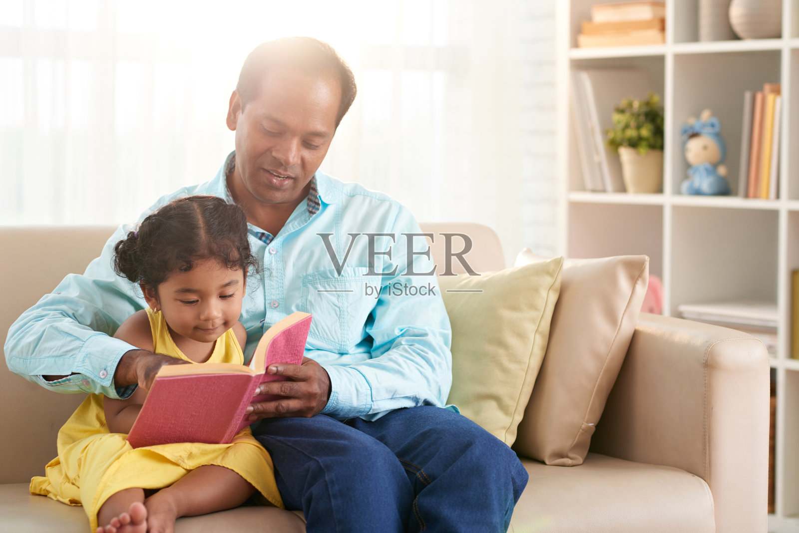 父亲和女儿一起读书照片摄影图片