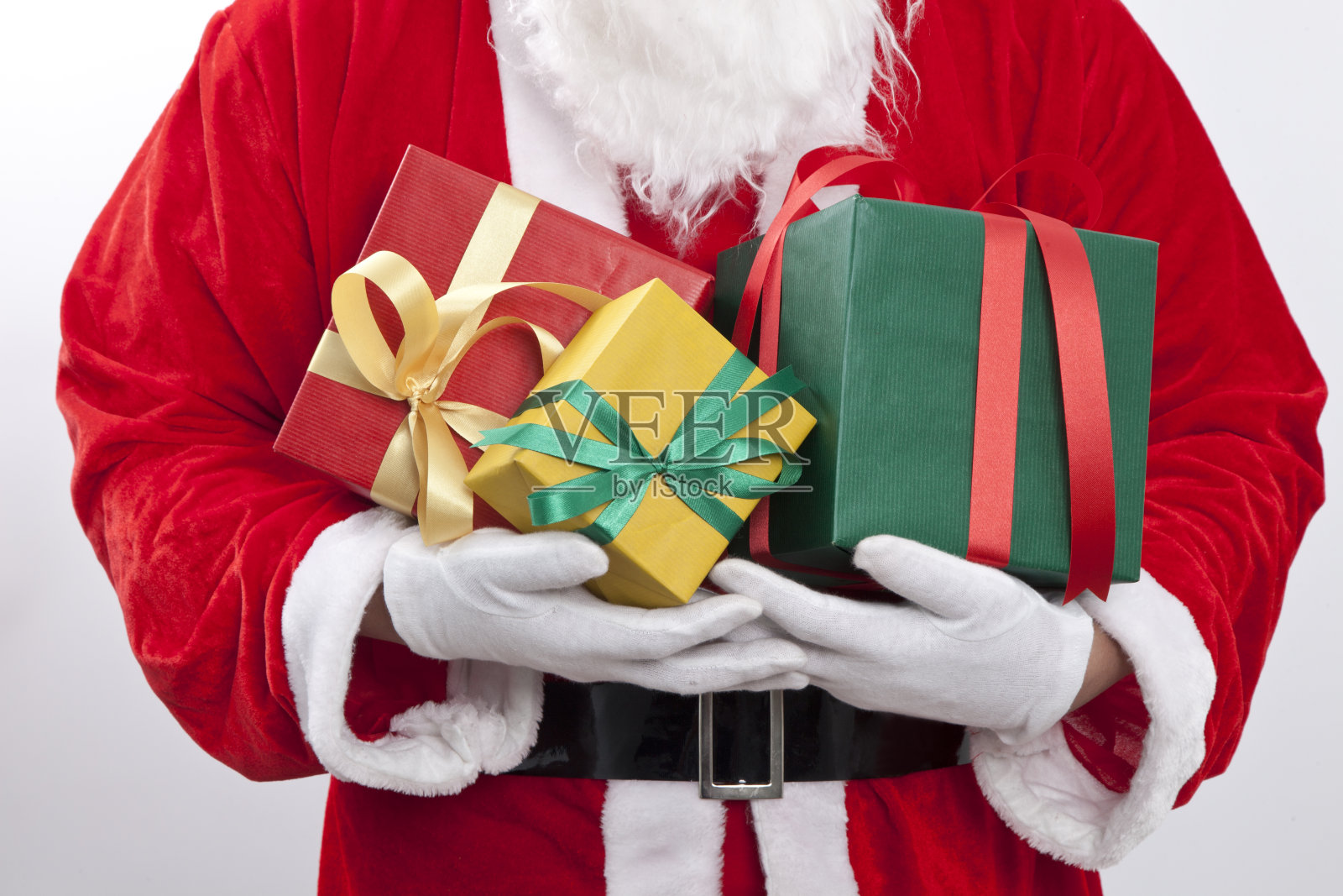 圣诞老人戴着手套拿着礼盒照片摄影图片