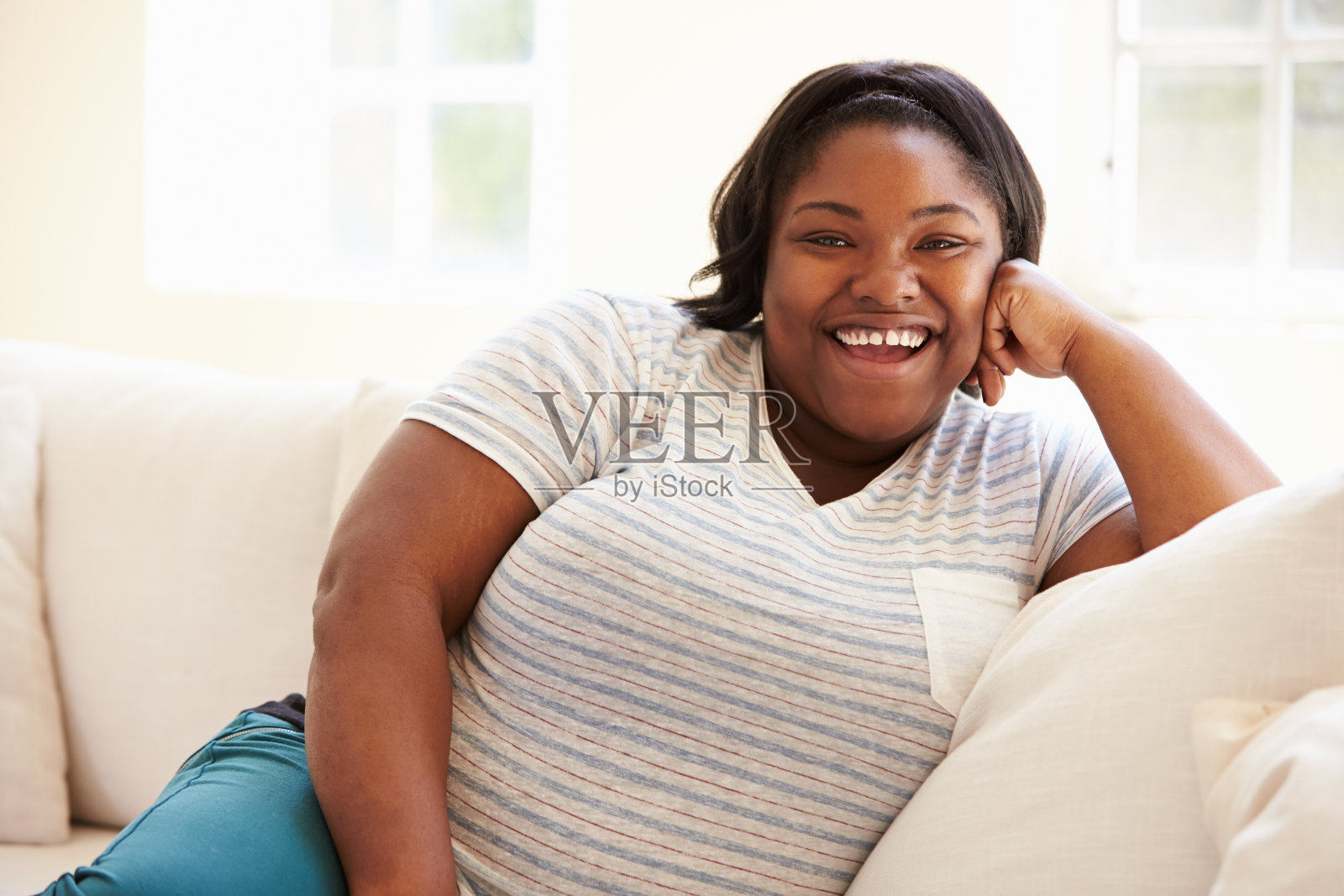 胖女人坐在沙发上的肖像照片摄影图片