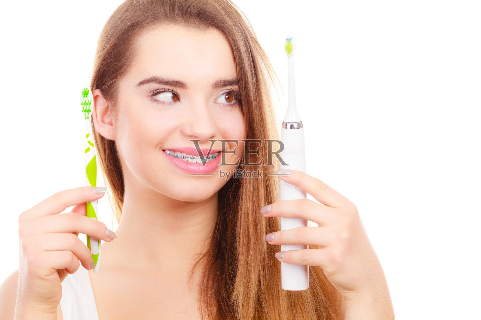 女性在传统牙刷和电动牙刷之间做出选择照片摄影图片