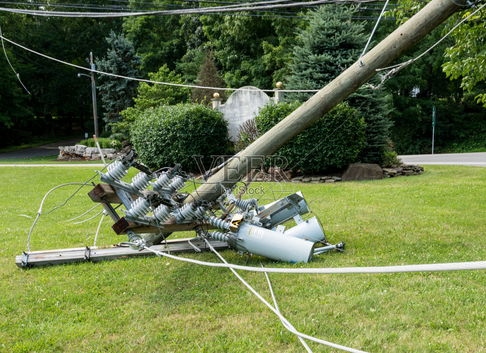风暴过后，电线杆和电线折断倒塌照片摄影图片