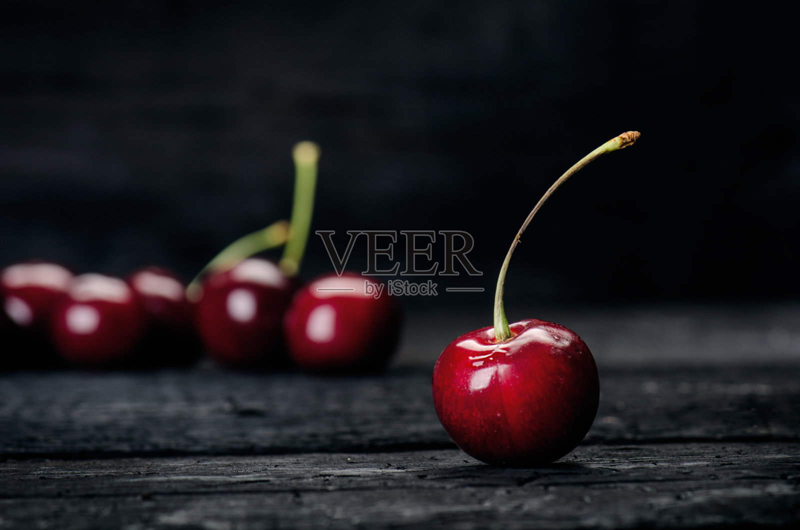 黑木桌上的樱桃。天然木烧桌。新鲜食品的概念。水果。夏天的时间照片摄影图片