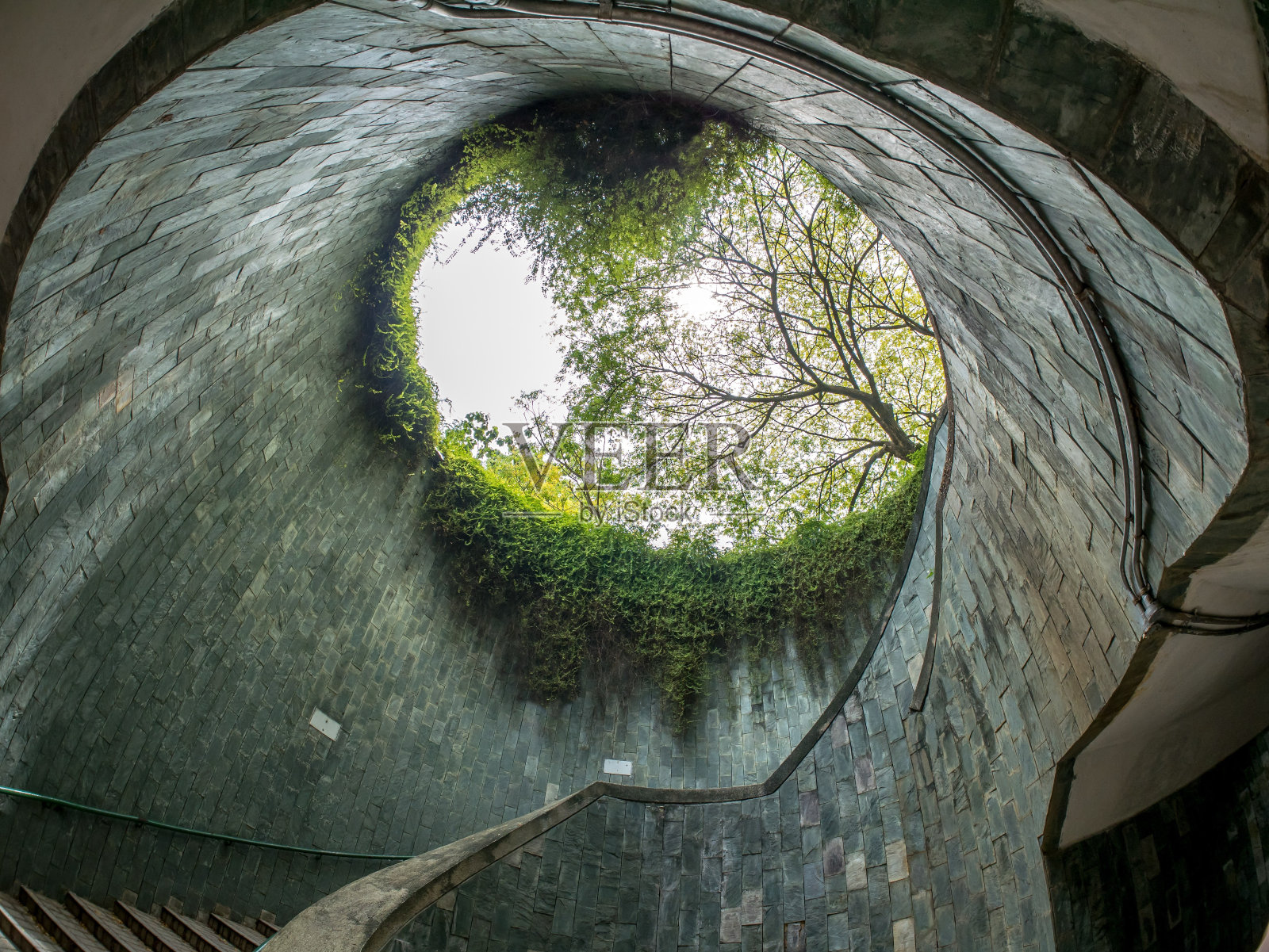 新加坡坎宁堡公园地下隧道的螺旋楼梯照片摄影图片