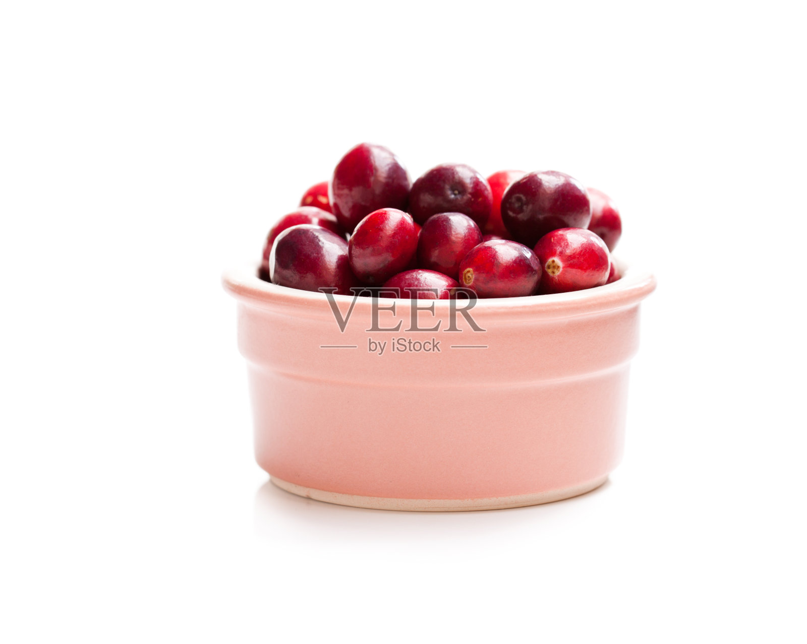 新鲜的蔓越莓在碗中孤立的白色背景照片摄影图片