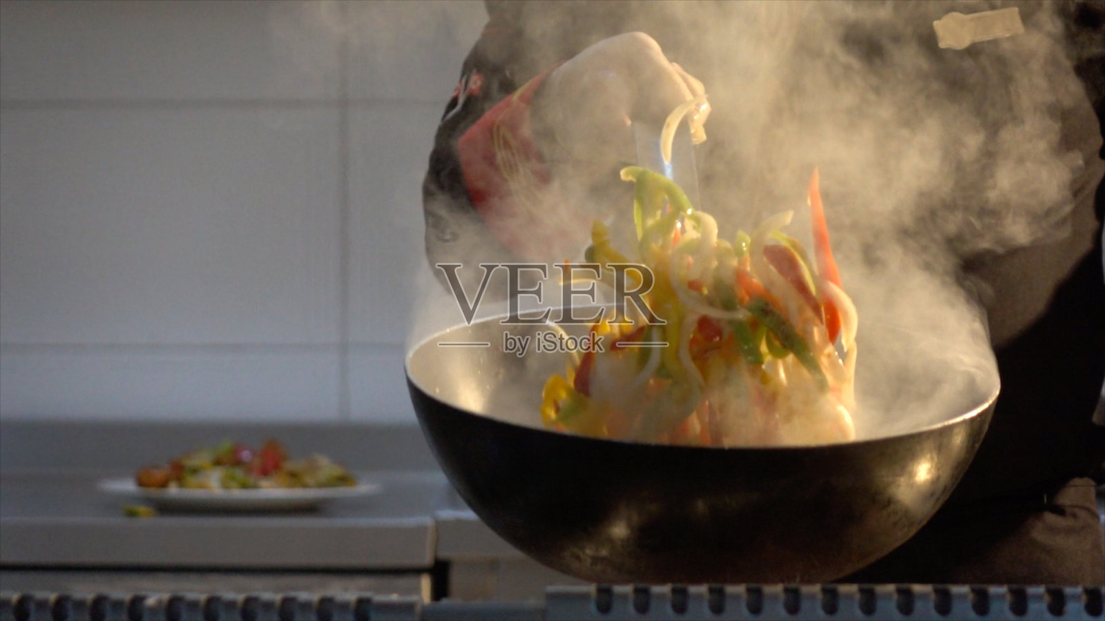 厨师flambaying蔬菜照片摄影图片