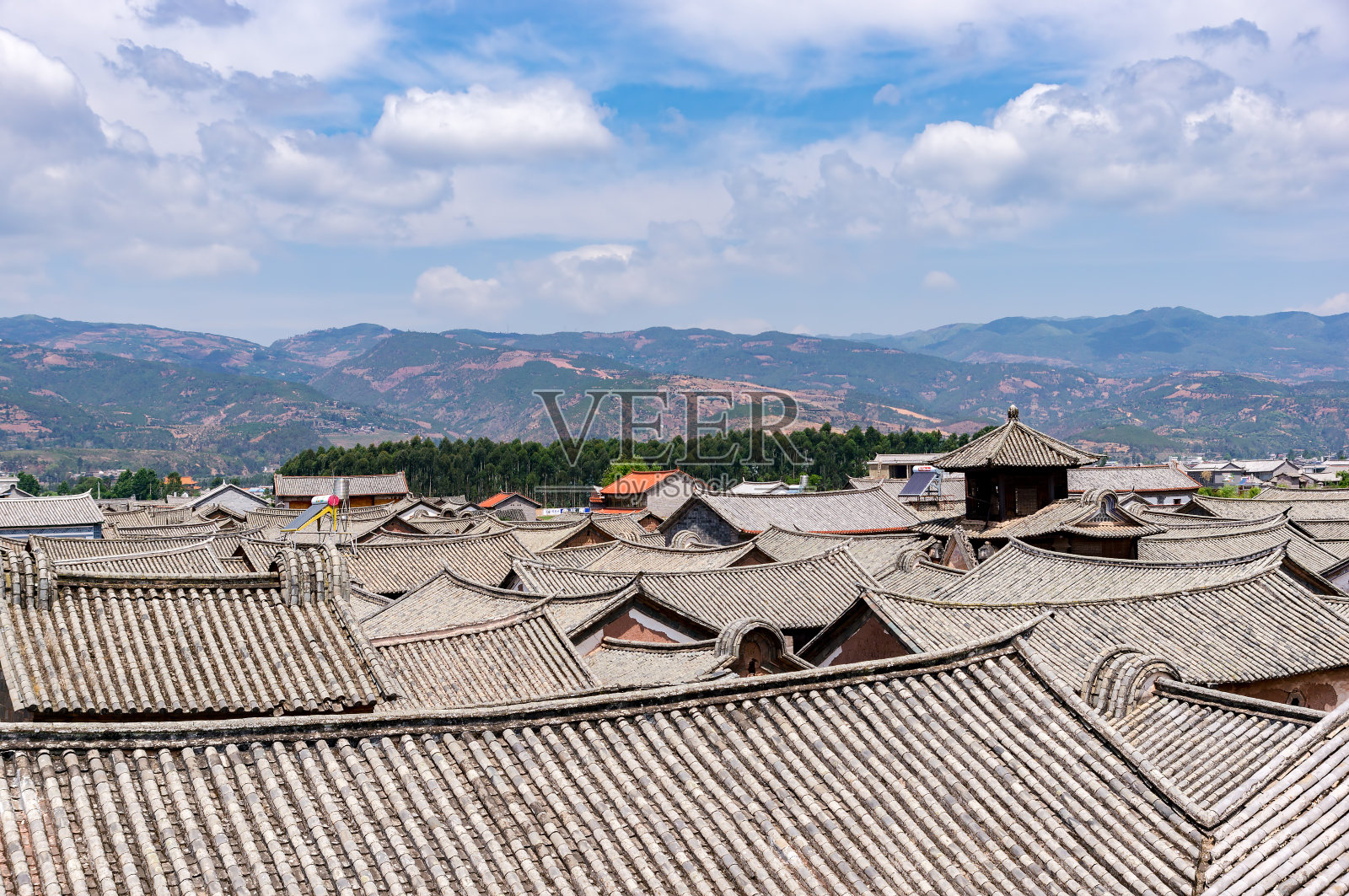 中国云南大理的中国传统瓦屋顶照片摄影图片