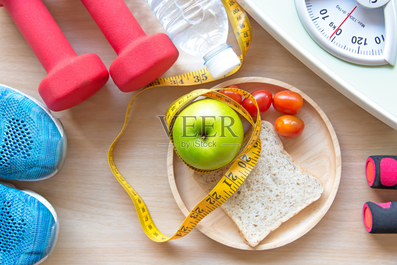 青苹果和体重秤，测量水龙头用清水和运动器材，适合女性减肥。饮食与健康理念照片摄影图片