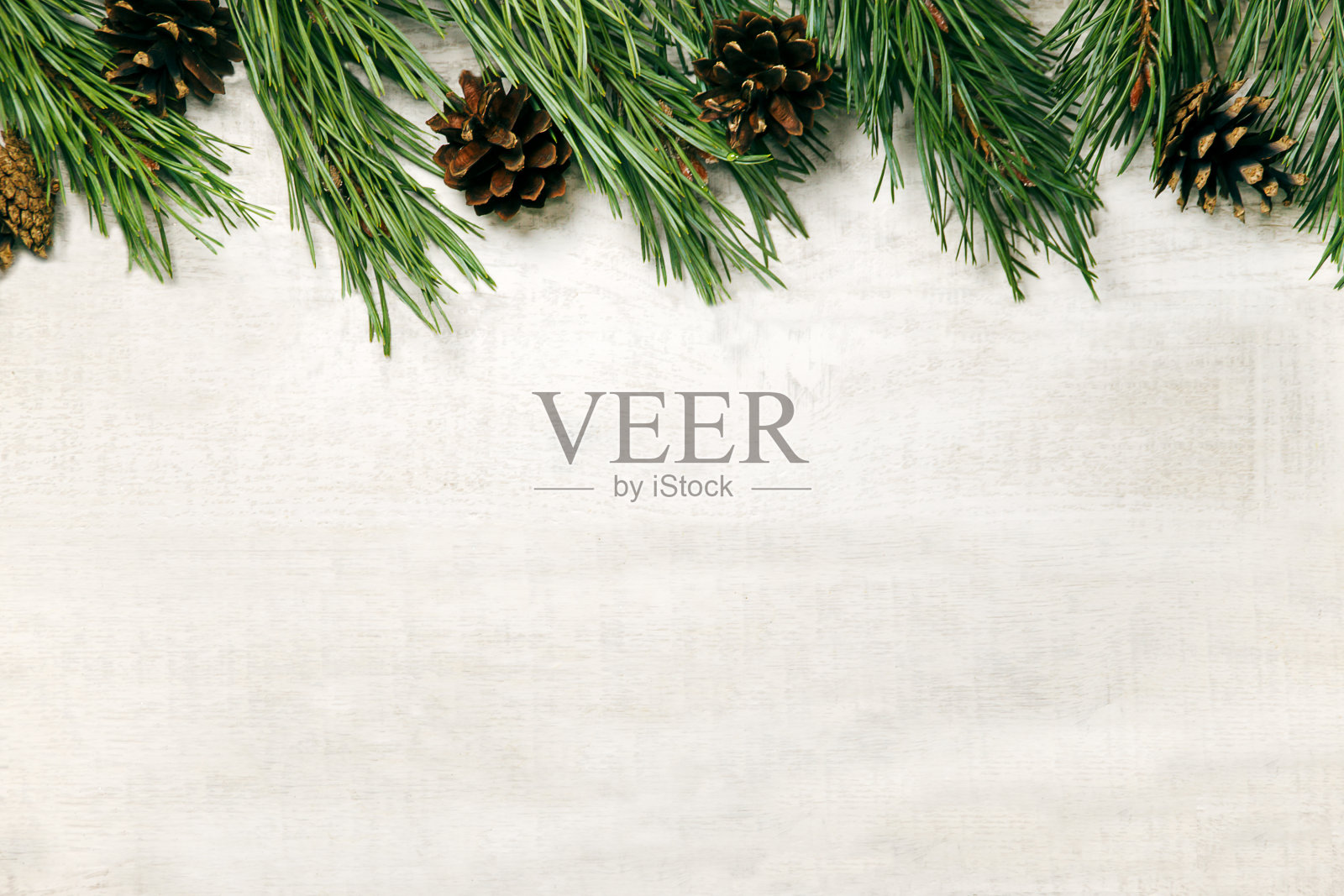 白色木制圣诞背景。边饰松树枝。乡村的设计。冬天的照片。带有拷贝空间的节日卡片插画图片素材