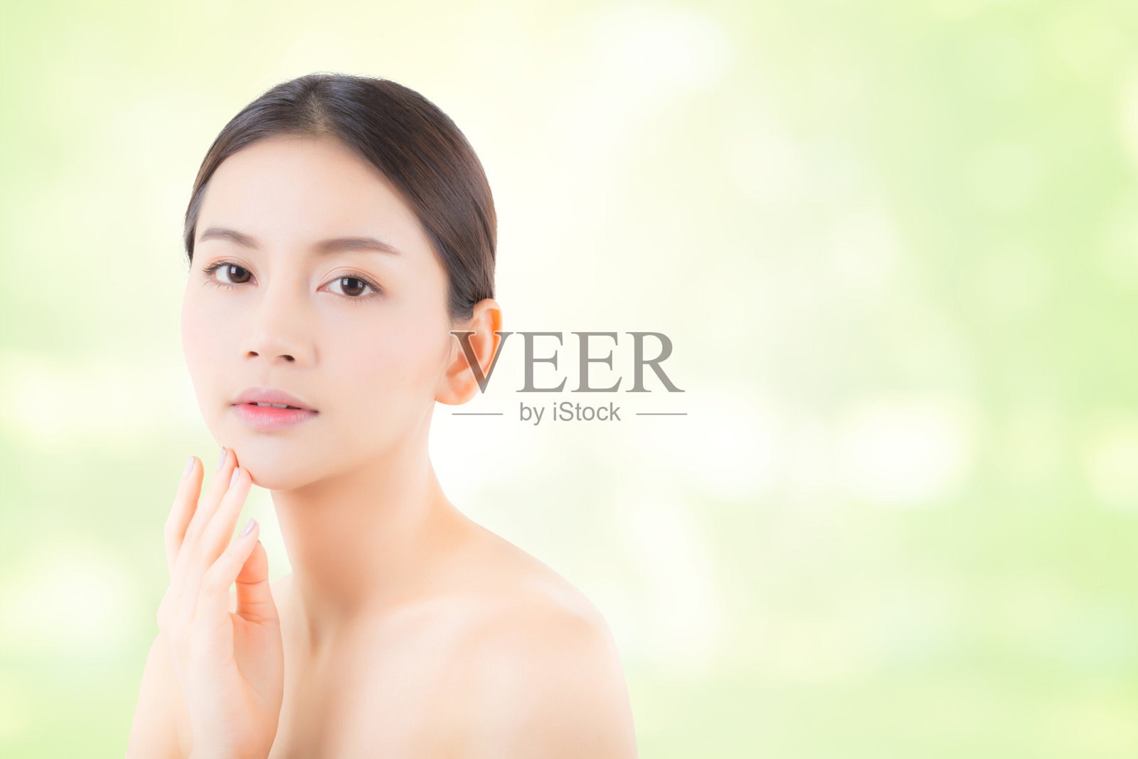 美丽的亚洲女人的肖像化妆化妆女孩的手触摸嘴或嘴唇和放松在有吸引力的脸与皮肤保健概念在绿色自然的背景。照片摄影图片