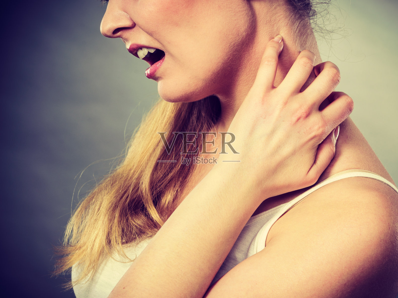 女人用过敏皮疹挠痒脖子照片摄影图片
