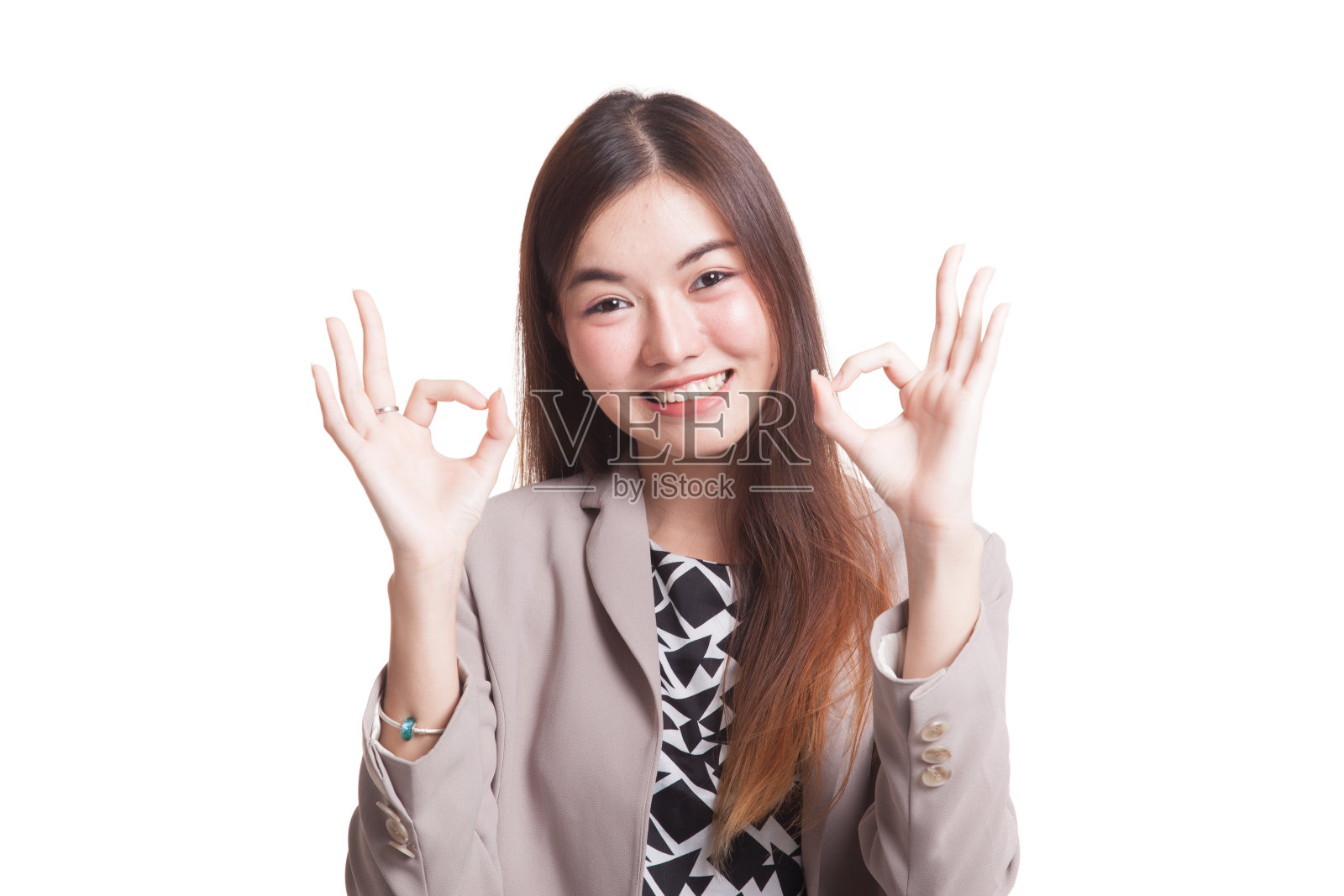 亚洲妇女露出双OK手势和微笑。照片摄影图片