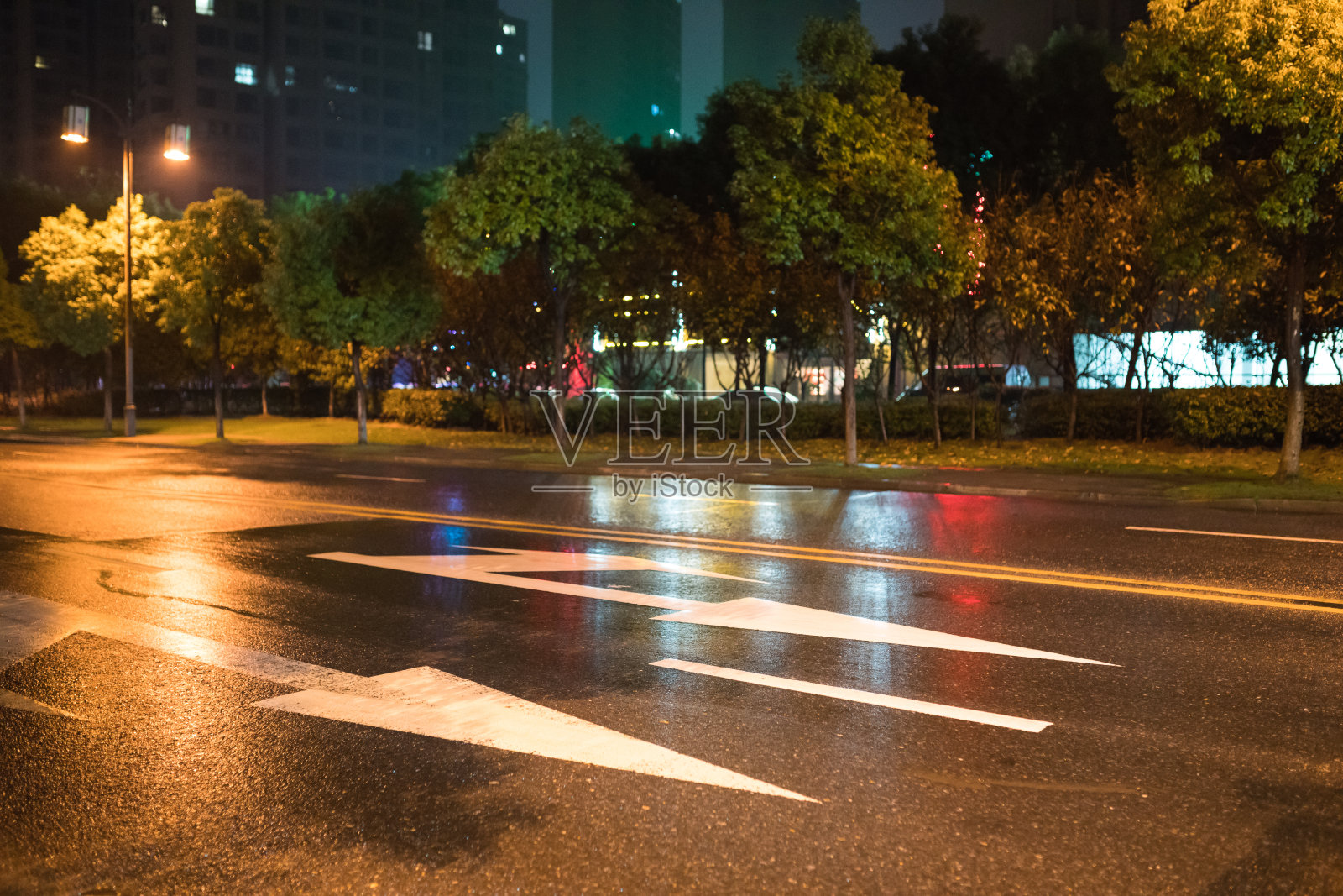 雨夜街上铺着柏油路照片摄影图片