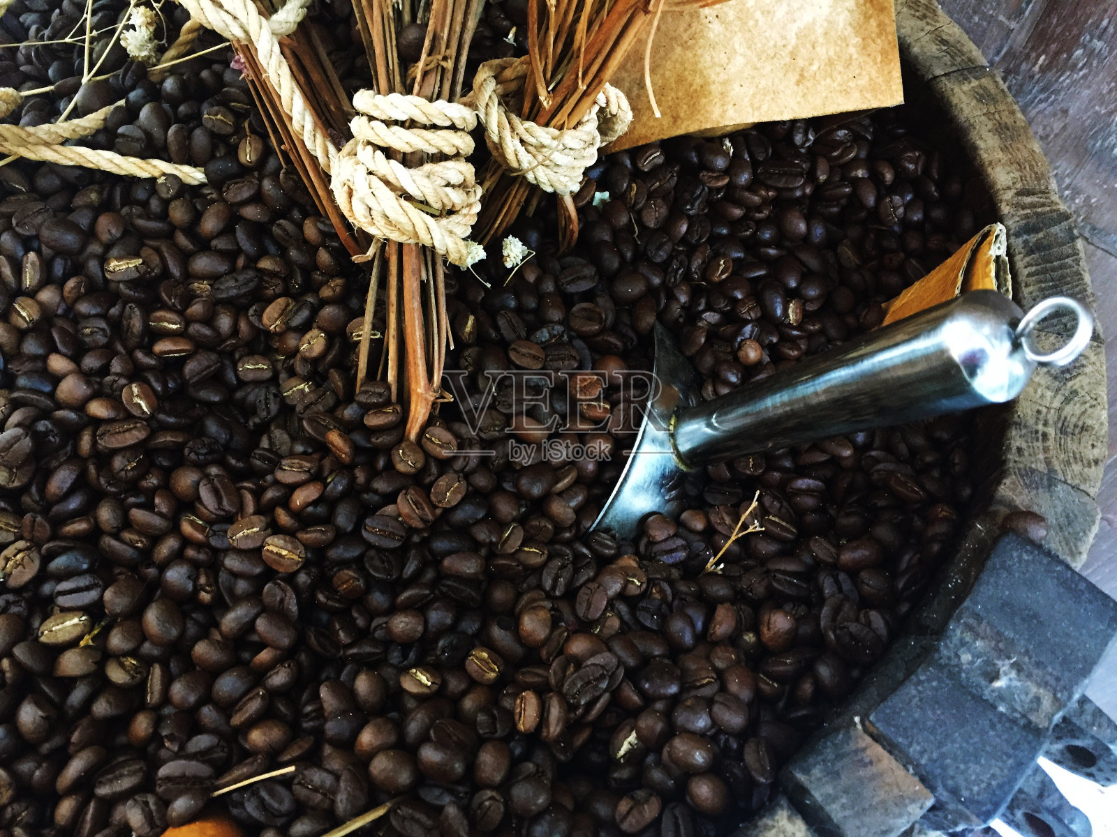 用干花装饰的咖啡豆放在木桶里。照片摄影图片