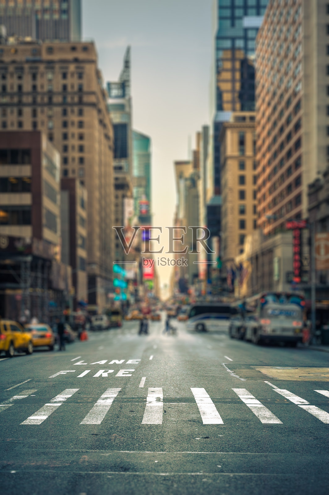 倾斜的观点，一个人行横道在纽约城市的大街照片摄影图片