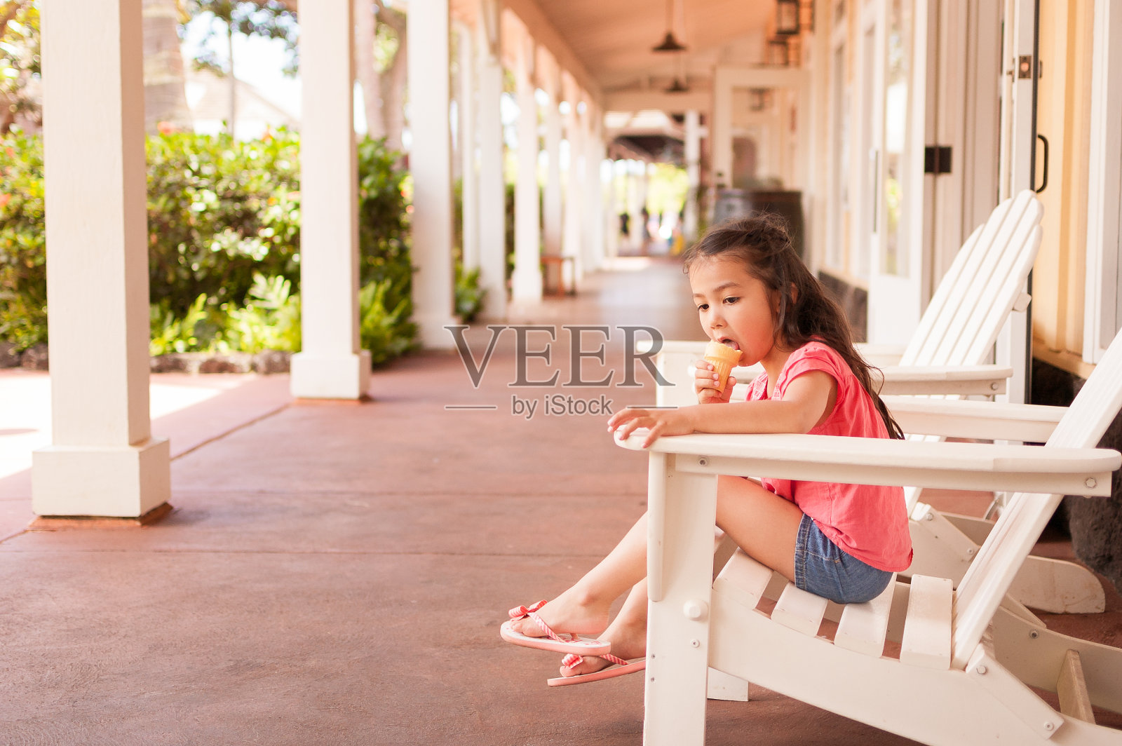 可爱的小女孩在夏威夷吃甜筒冰淇淋照片摄影图片