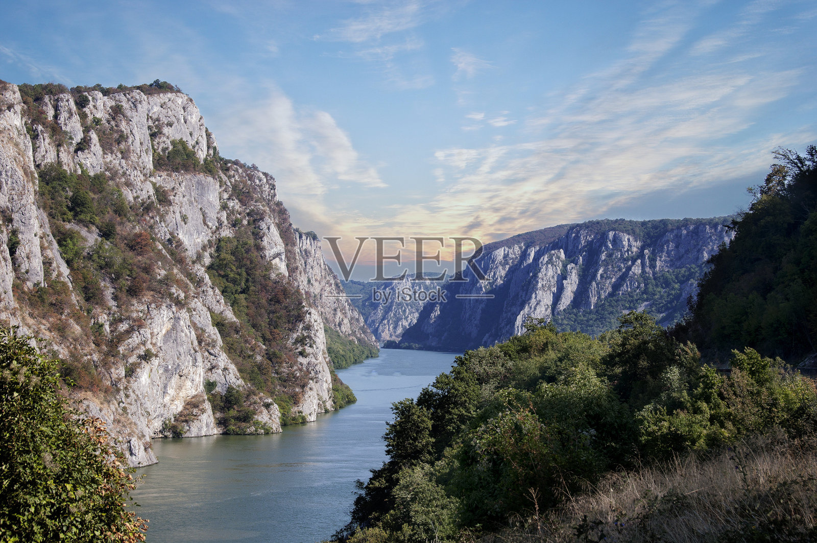 多瑙河靠近塞尔维亚城市Donji Milanovac的铁门，也被称为Djerdap，多瑙河峡谷是塞尔维亚和罗马尼亚边界的自然象征。照片摄影图片