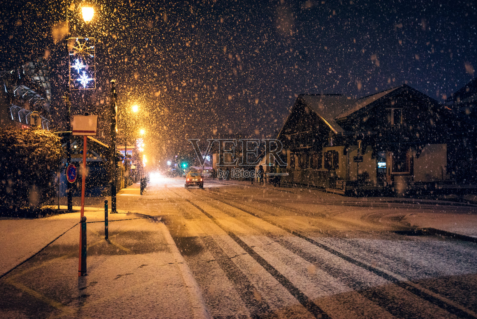 法国阿尔卑斯小镇莫尔津下大雪照片摄影图片
