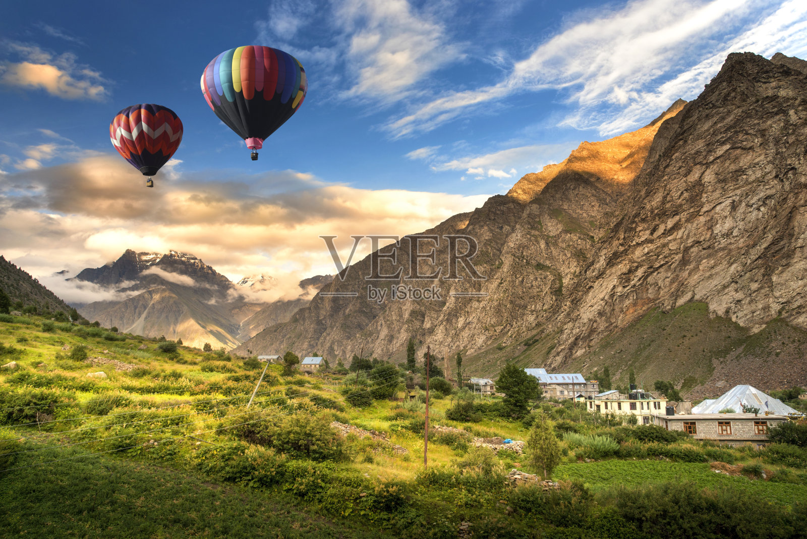印度喜马偕尔邦拉胡尔山谷的吉斯帕镇上空的热气球。照片摄影图片