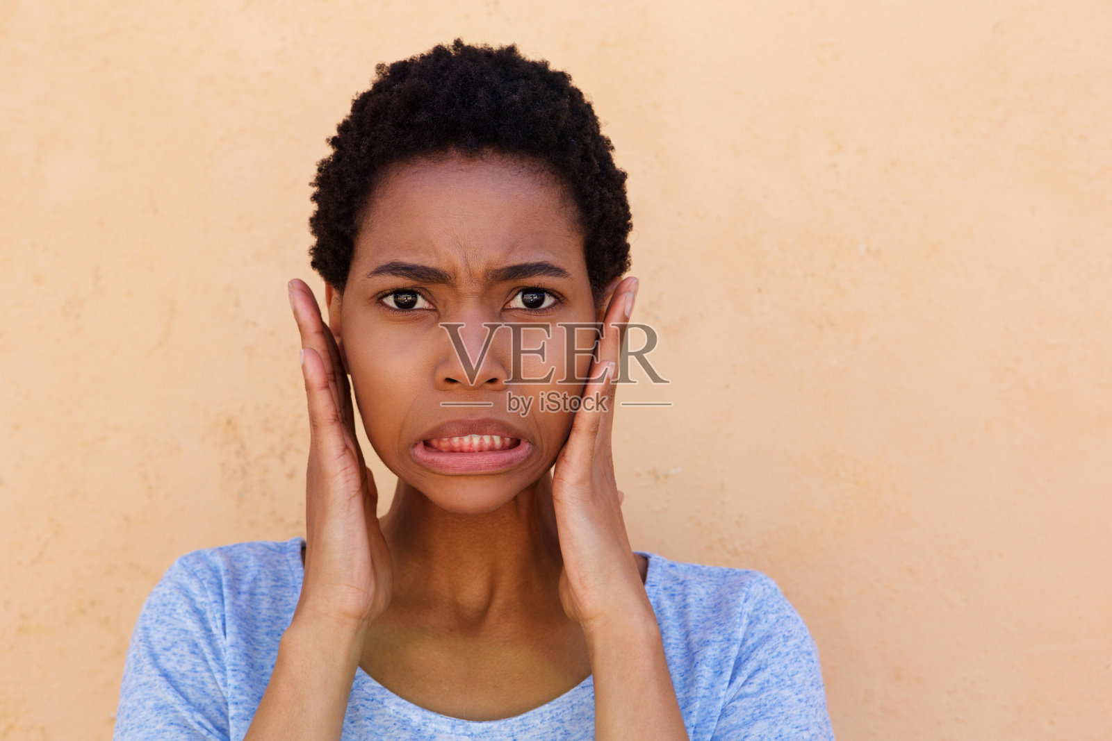 年轻的黑人妇女做压力的脸照片摄影图片