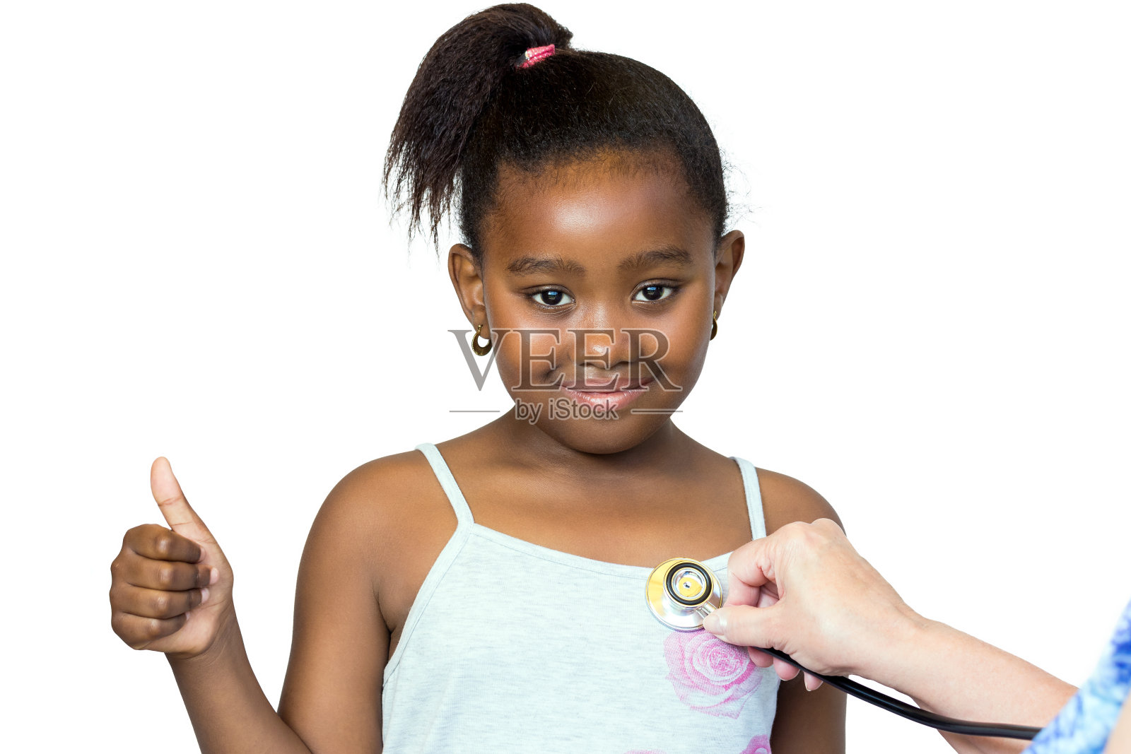 黑人女孩在做心跳检查时竖起大拇指。照片摄影图片