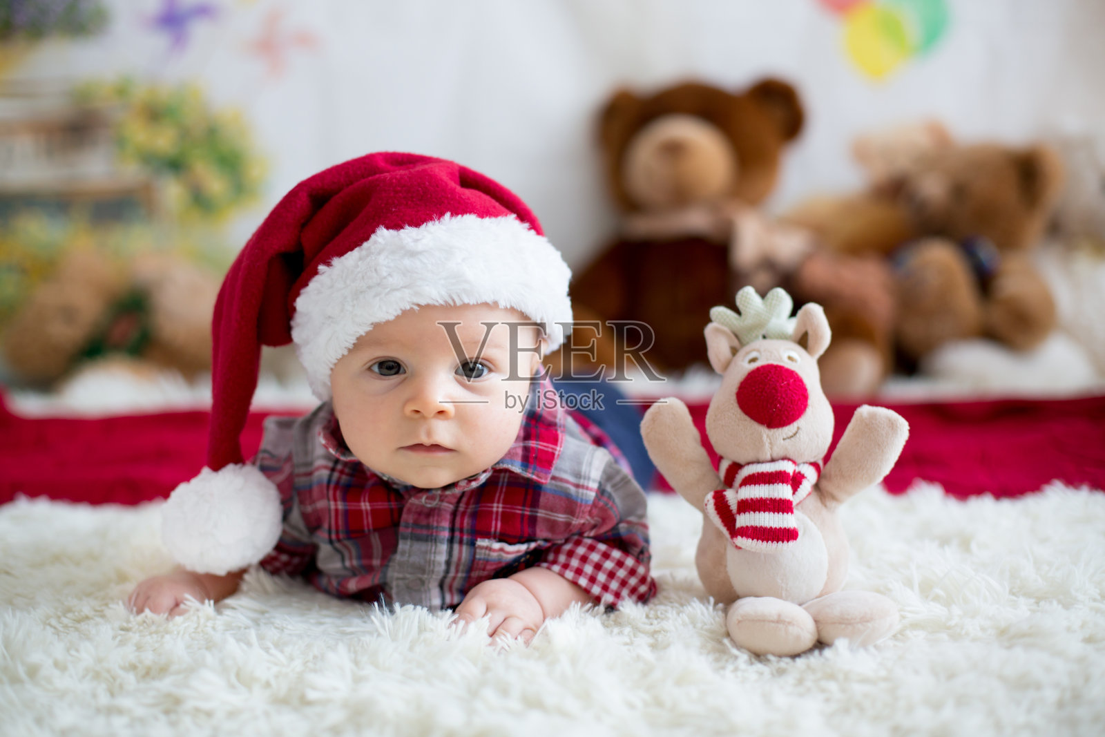 圣诞肖像可爱的新生小男婴，穿着圣诞服装照片摄影图片