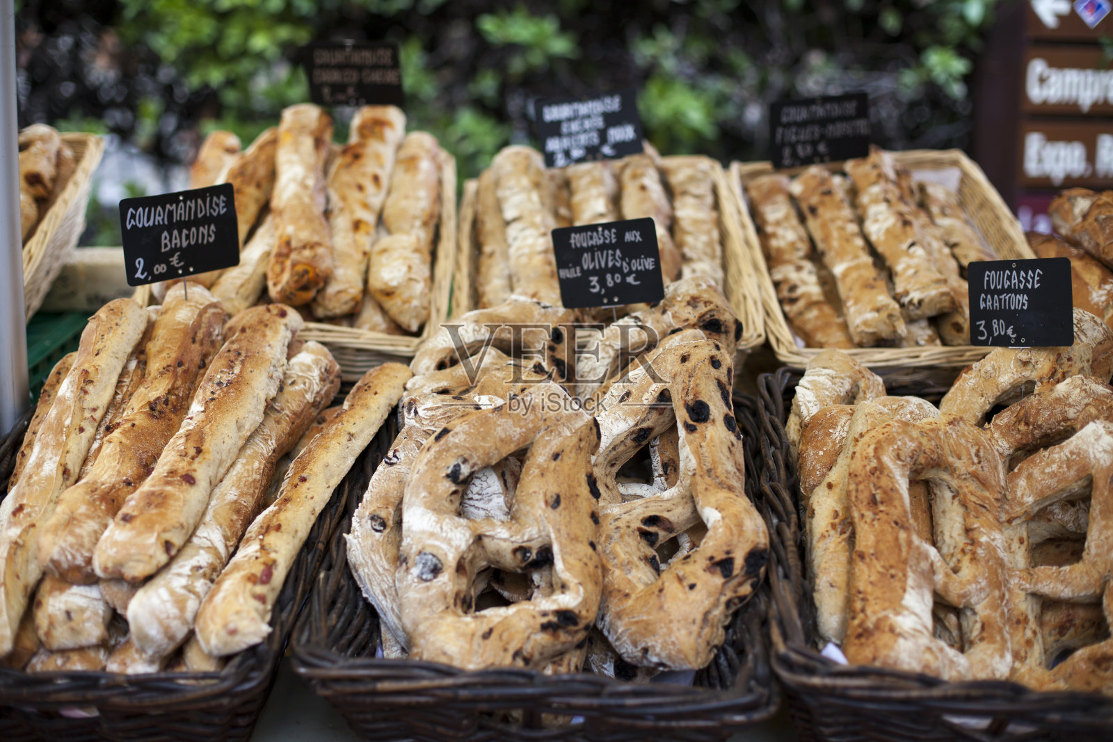 普罗旺斯市场上的新鲜面包。照片摄影图片