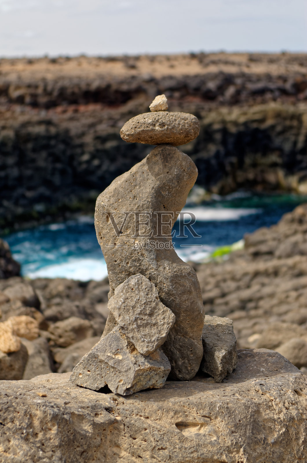 佛得角萨尔岛海岸线上的石头组成。照片摄影图片