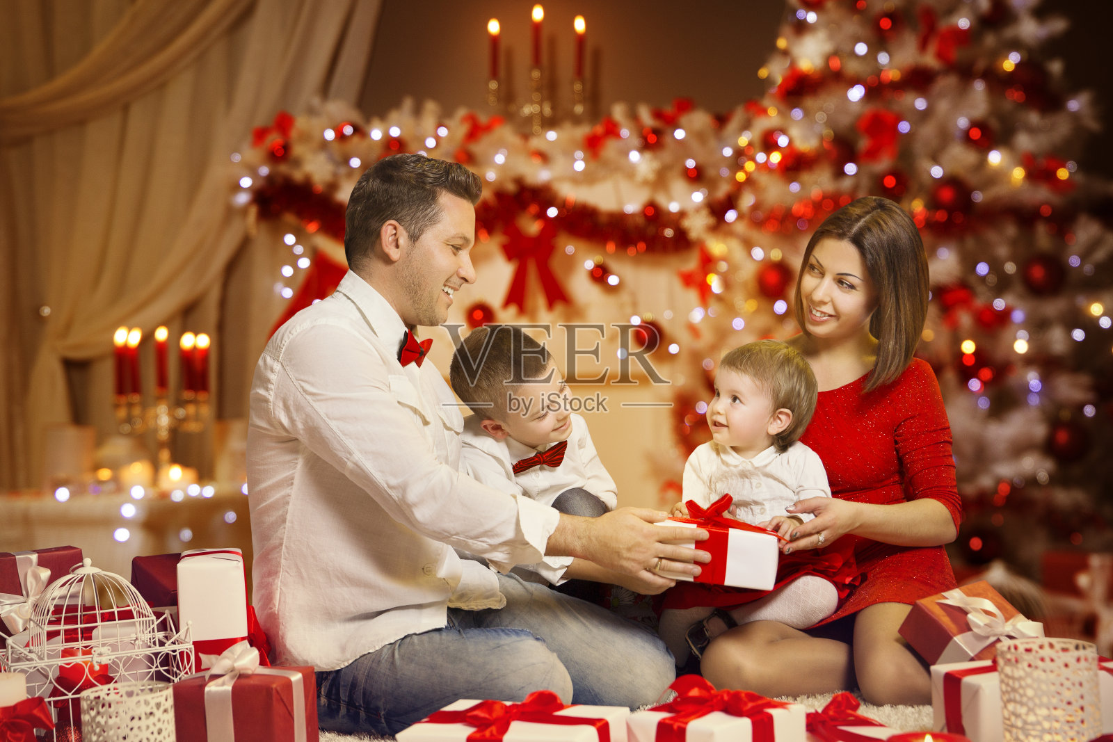 圣诞节全家福，装饰圣诞树，快乐的孩子和礼物盒照片摄影图片