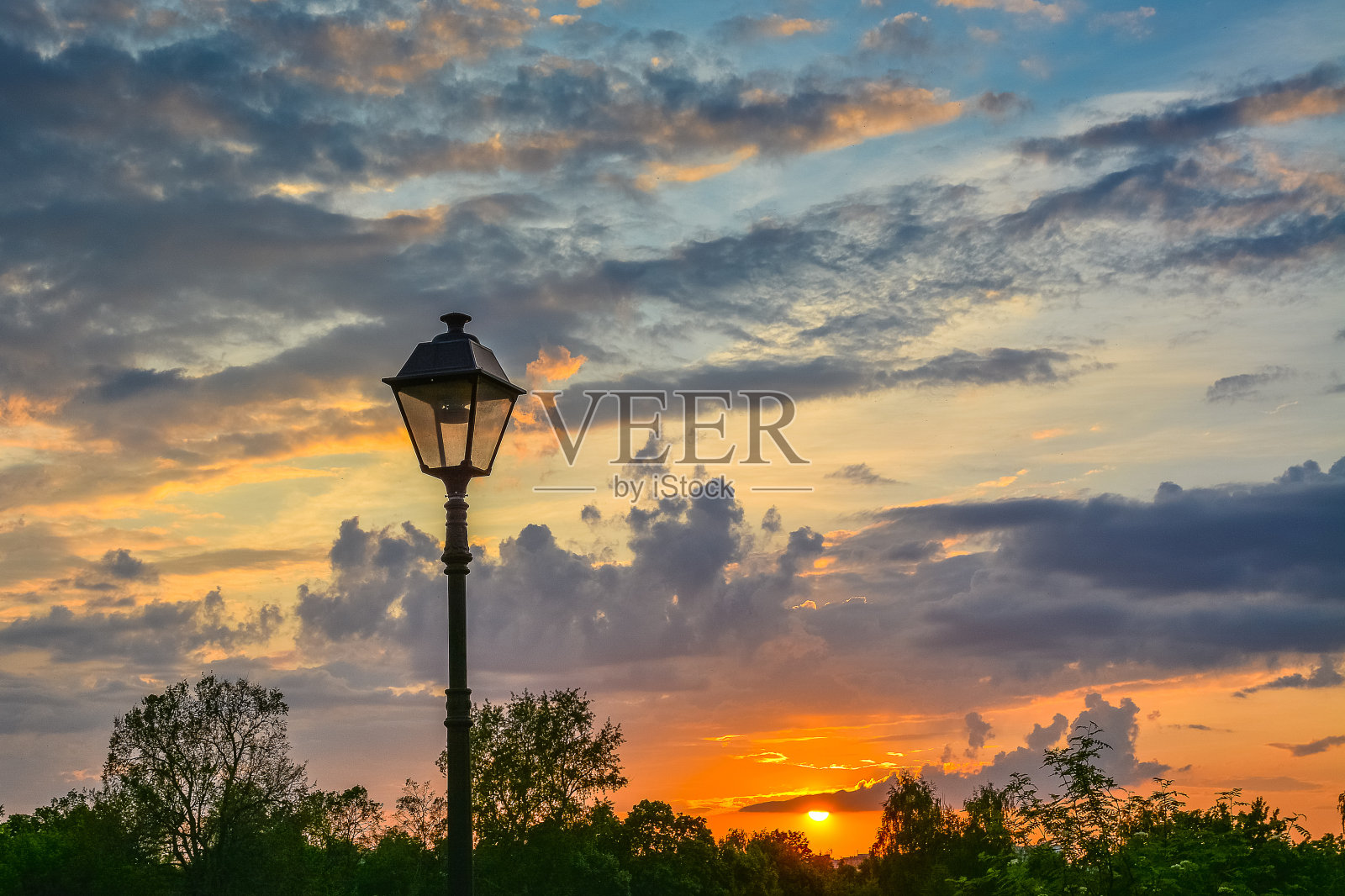 复古风格的灯笼在一个彩色日落的背景照片摄影图片