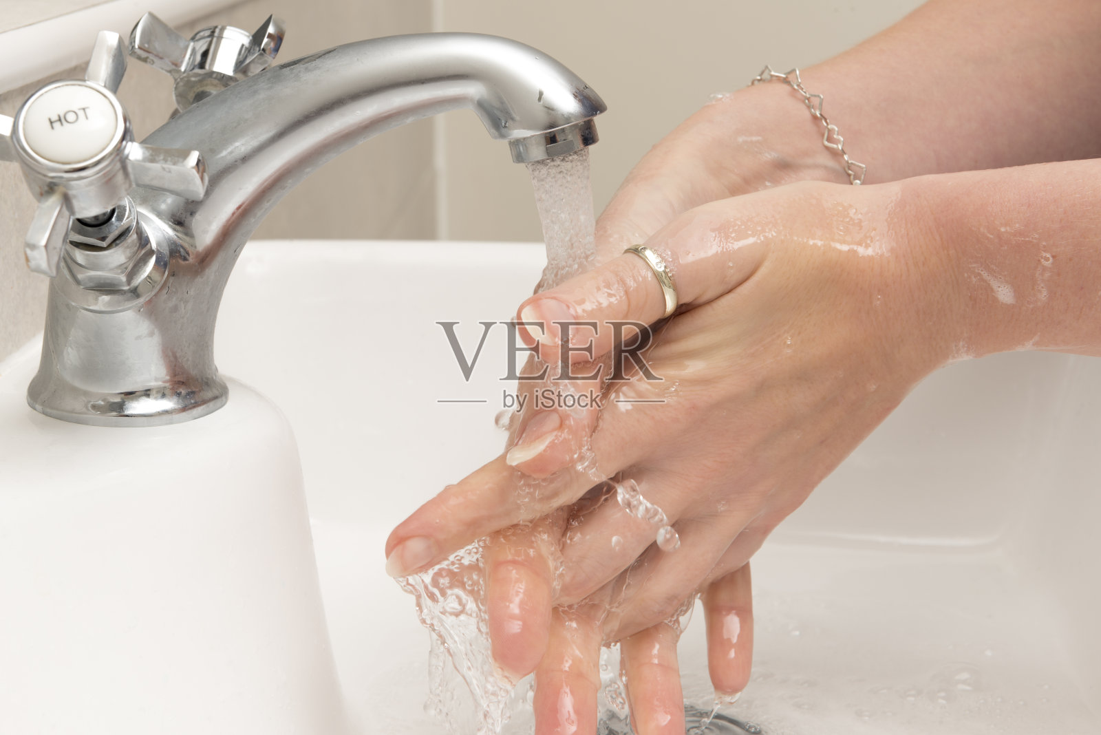 用流动的水洗手，洗手照片摄影图片