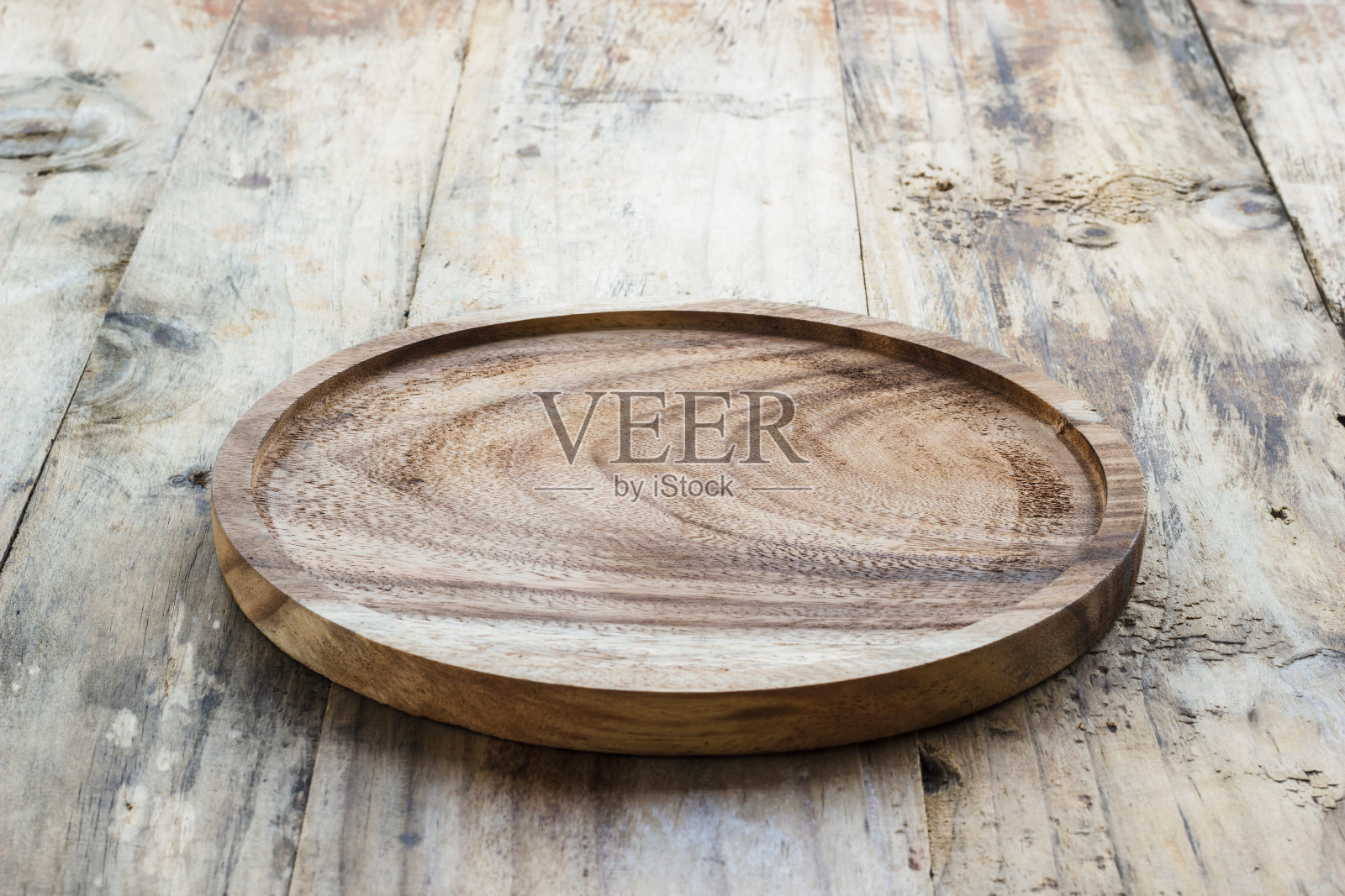 木桌上空木盘。副本的空间。为顾客提供食物或蔬菜的木板。一种由木头制成的盘子，因美观自然而广泛应用于老式餐厅。照片摄影图片