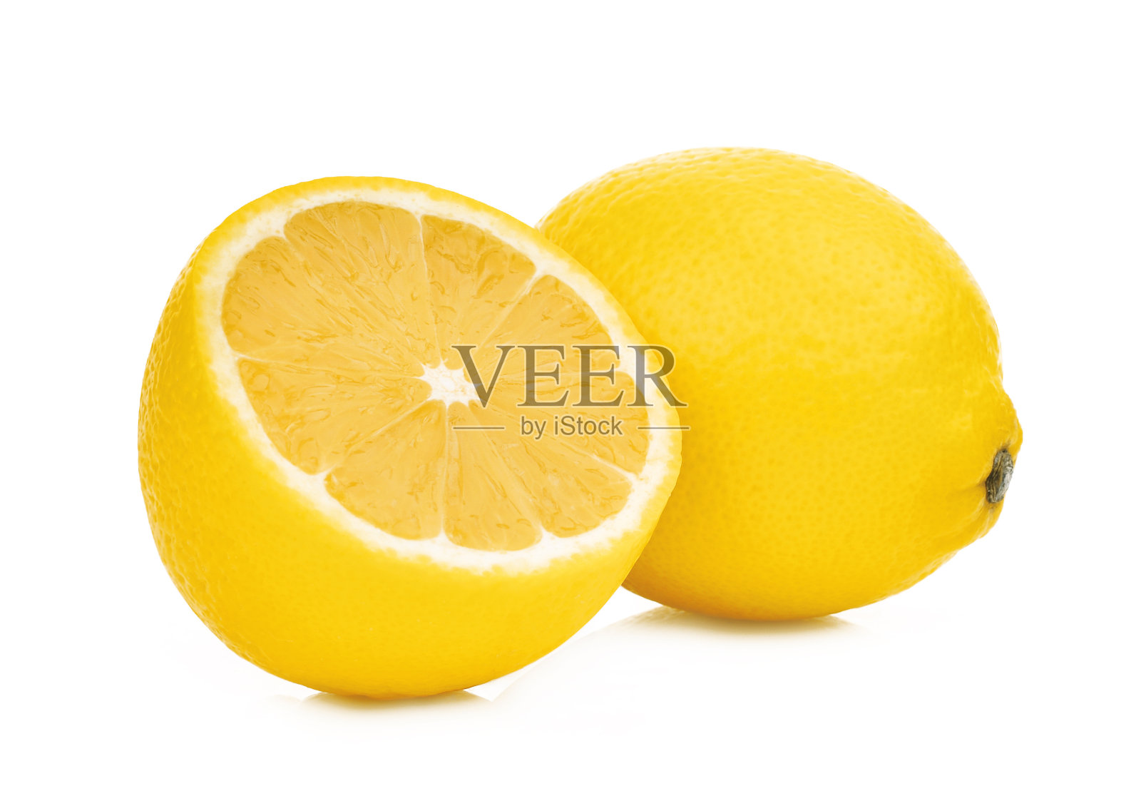 整个和半个柠檬孤立在白色背景上照片摄影图片